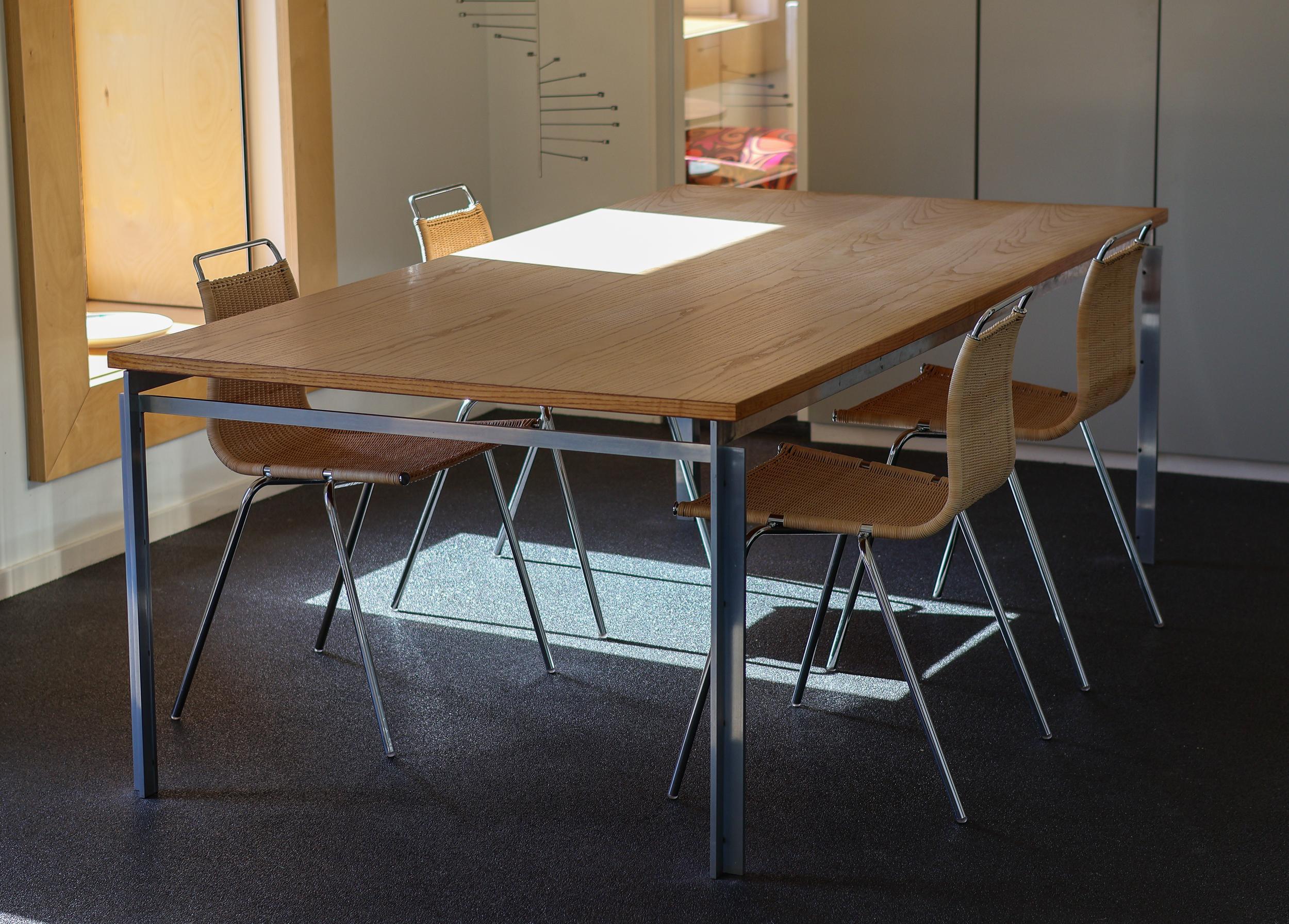 Exemple exceptionnellement bien conservé de l'emblématique table de travail / table à manger modèle PK55 conçue par l'architecte danois Poul Kjaerholm en 1957, fabriquée par Ejvindt Kold Christensen d'après le logo estampillé à l'intérieur du cadre