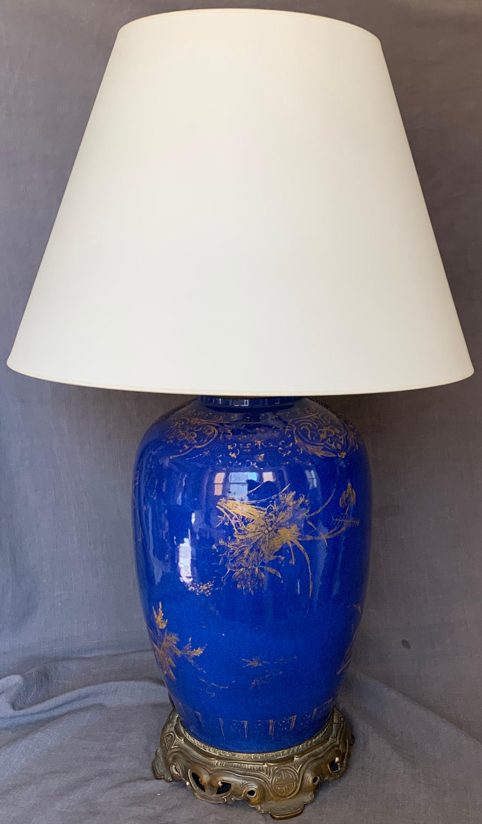 Chinois Grande lampe Kangxi bleu poudré et dorée en vente