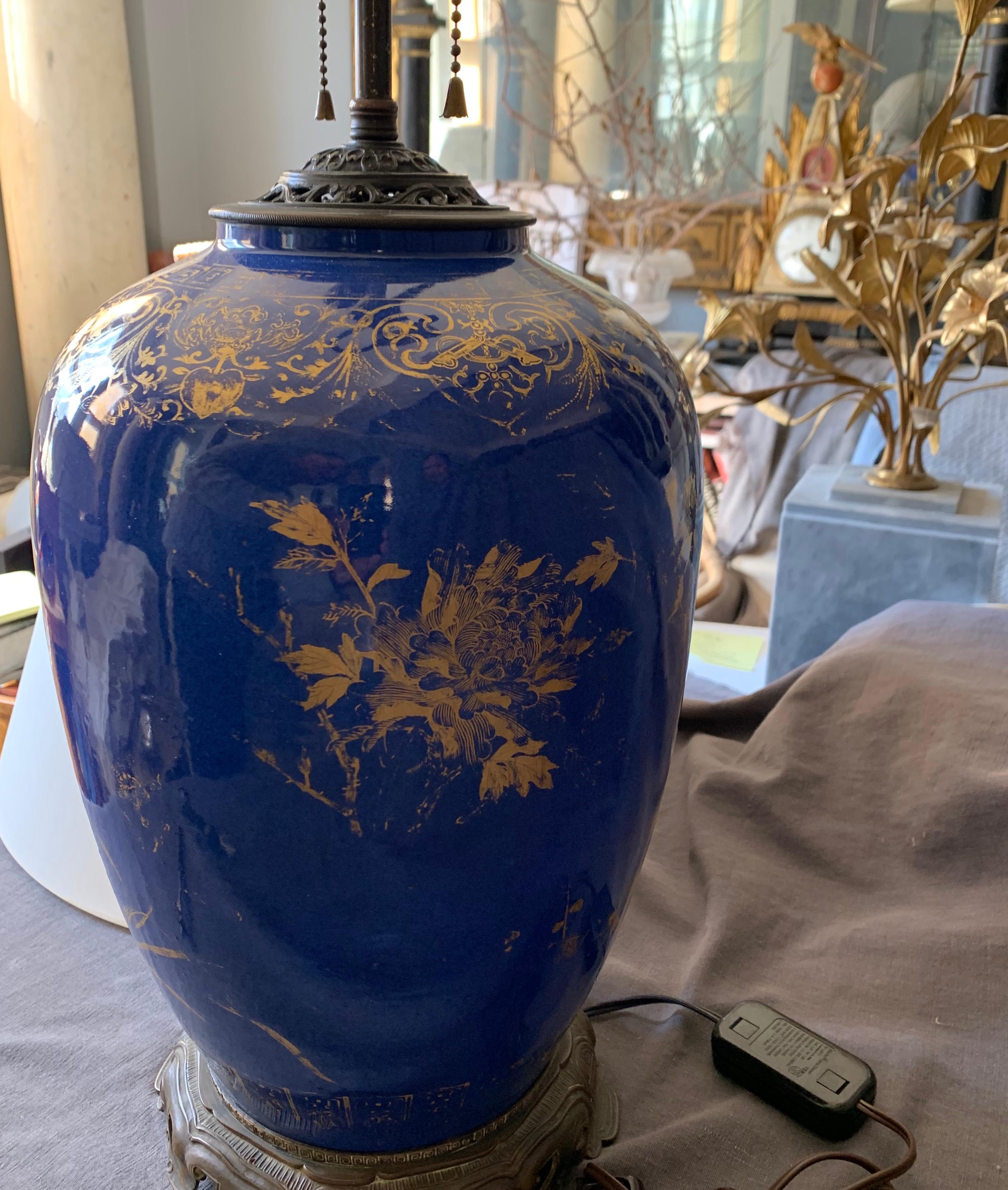 Porcelaine Grande lampe Kangxi bleu poudré et dorée en vente