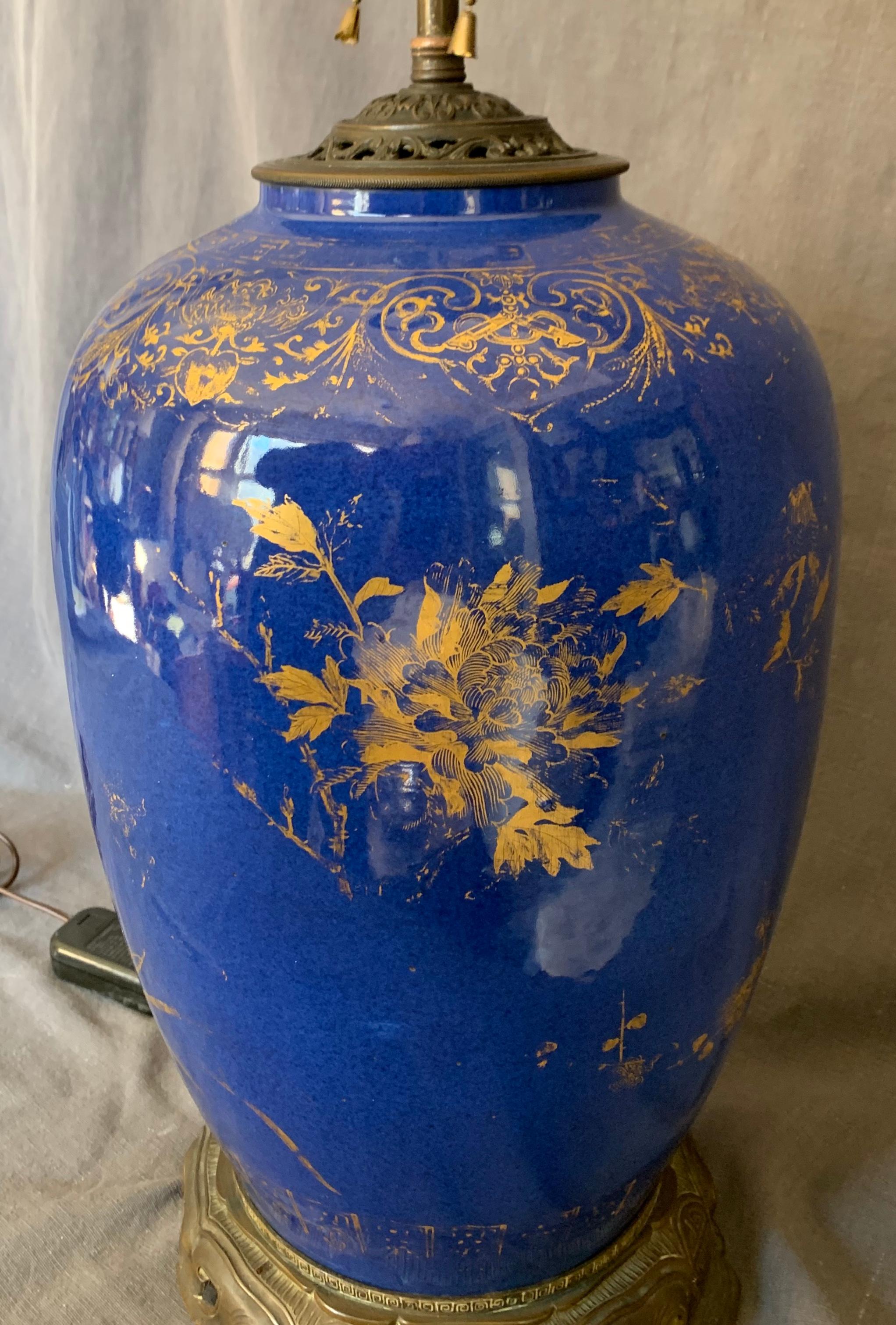 Grande lampe Kangxi bleu poudré et dorée en vente 2