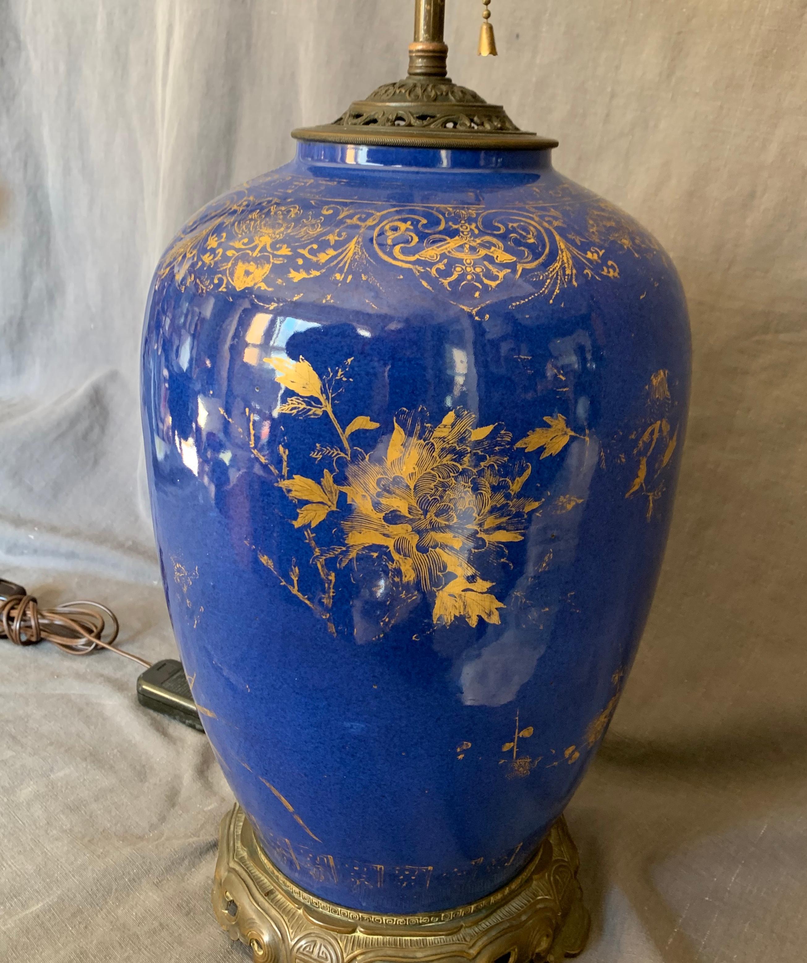 Grande lampe Kangxi bleu poudré et dorée en vente 3