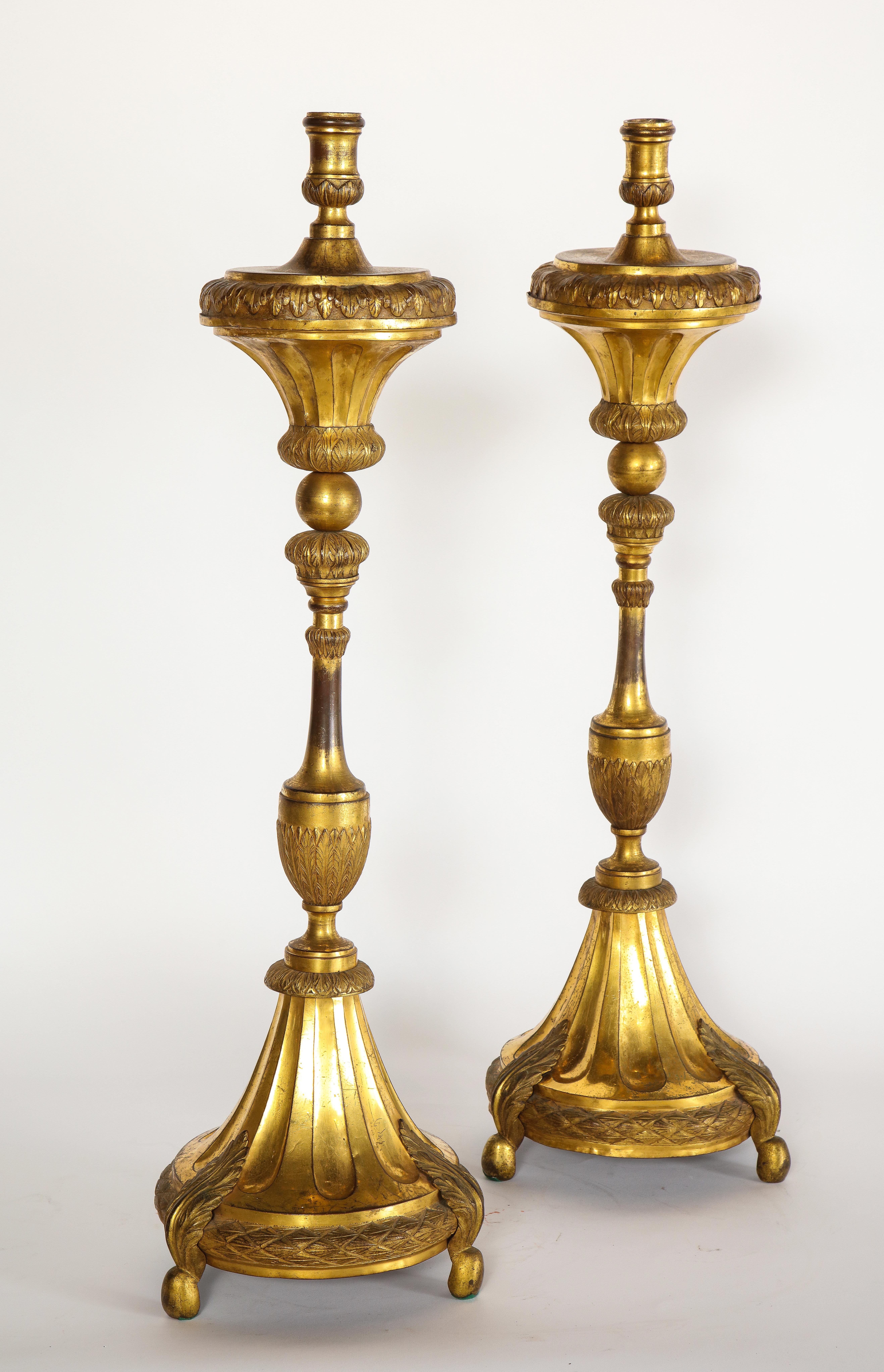 Großes Paar südamerikanischer/mexikanischer Dore-Bronze-Kerzenhalter aus dem 18 (Neoklassisch) im Angebot