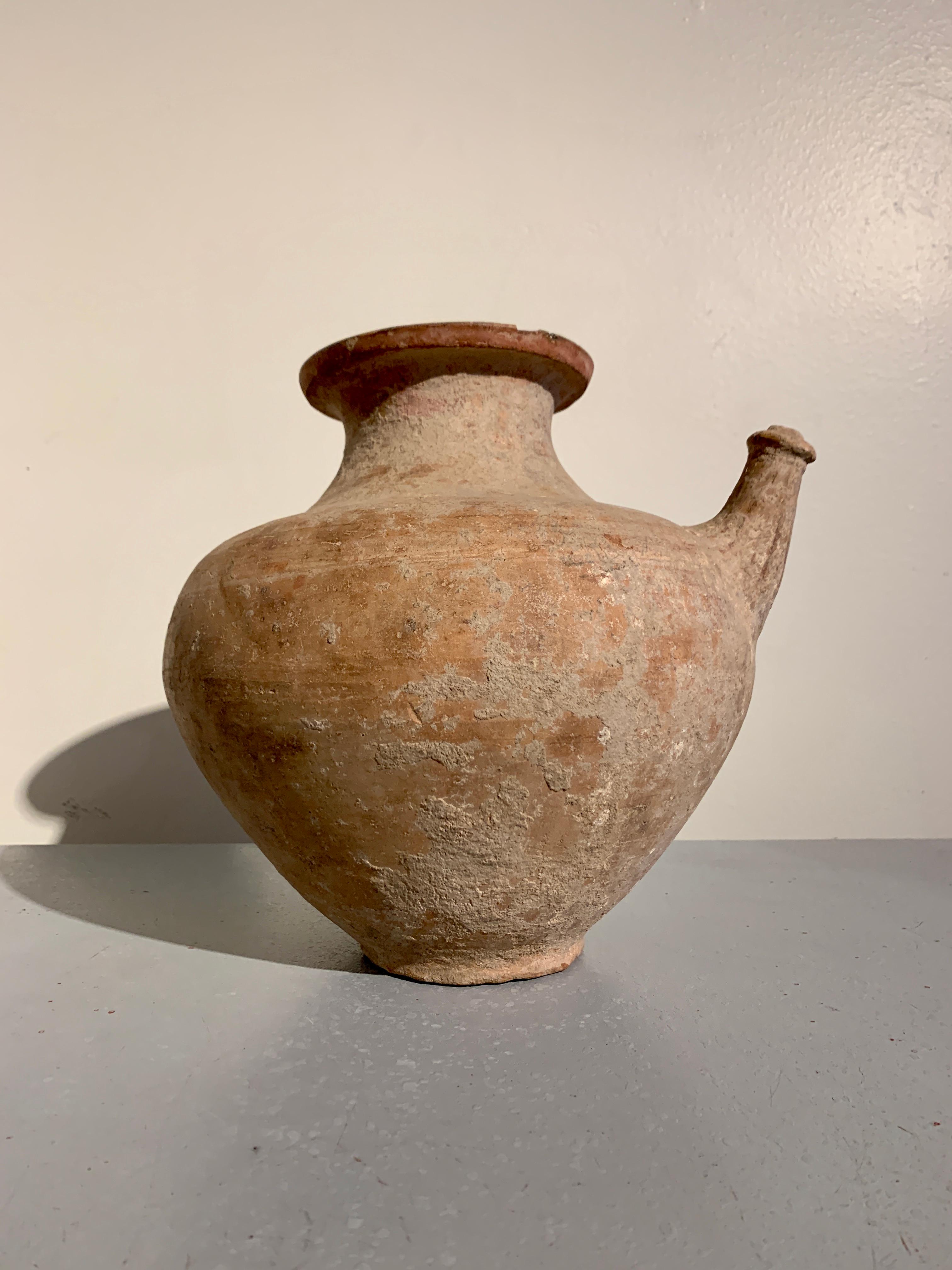 Cotto in fornace Grande vaso per versare in ceramica pre-khmer, Kendi, VI-VIII secolo, Cambogia in vendita