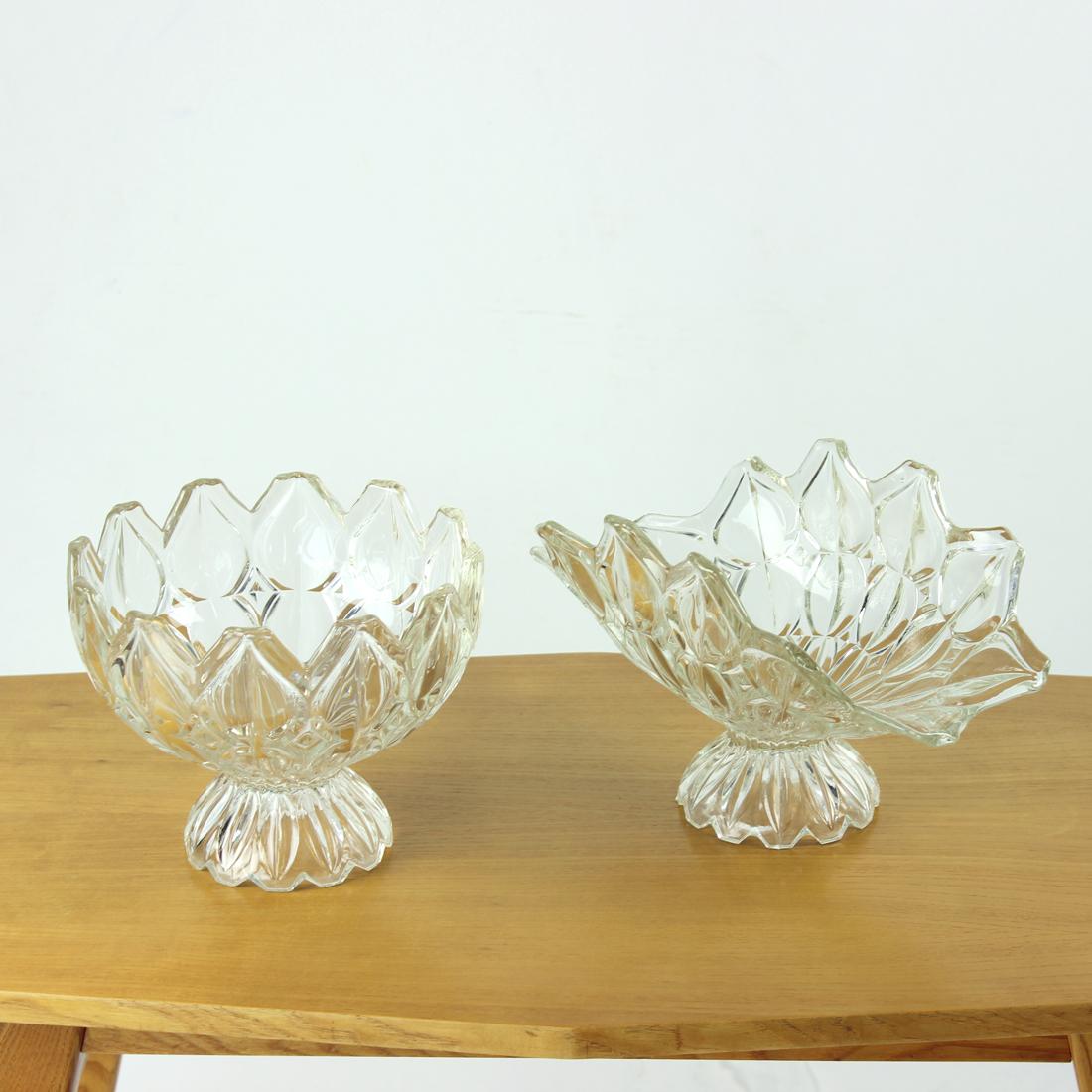 Large pressed glass bowl/basket in top condition. Produced in1957 as a part of Tulips collection by Hermanova Hut and designed by E. Downey, marked in the official catalogue as model 19992/210. The bowl is made out of tulip pettels made of clear