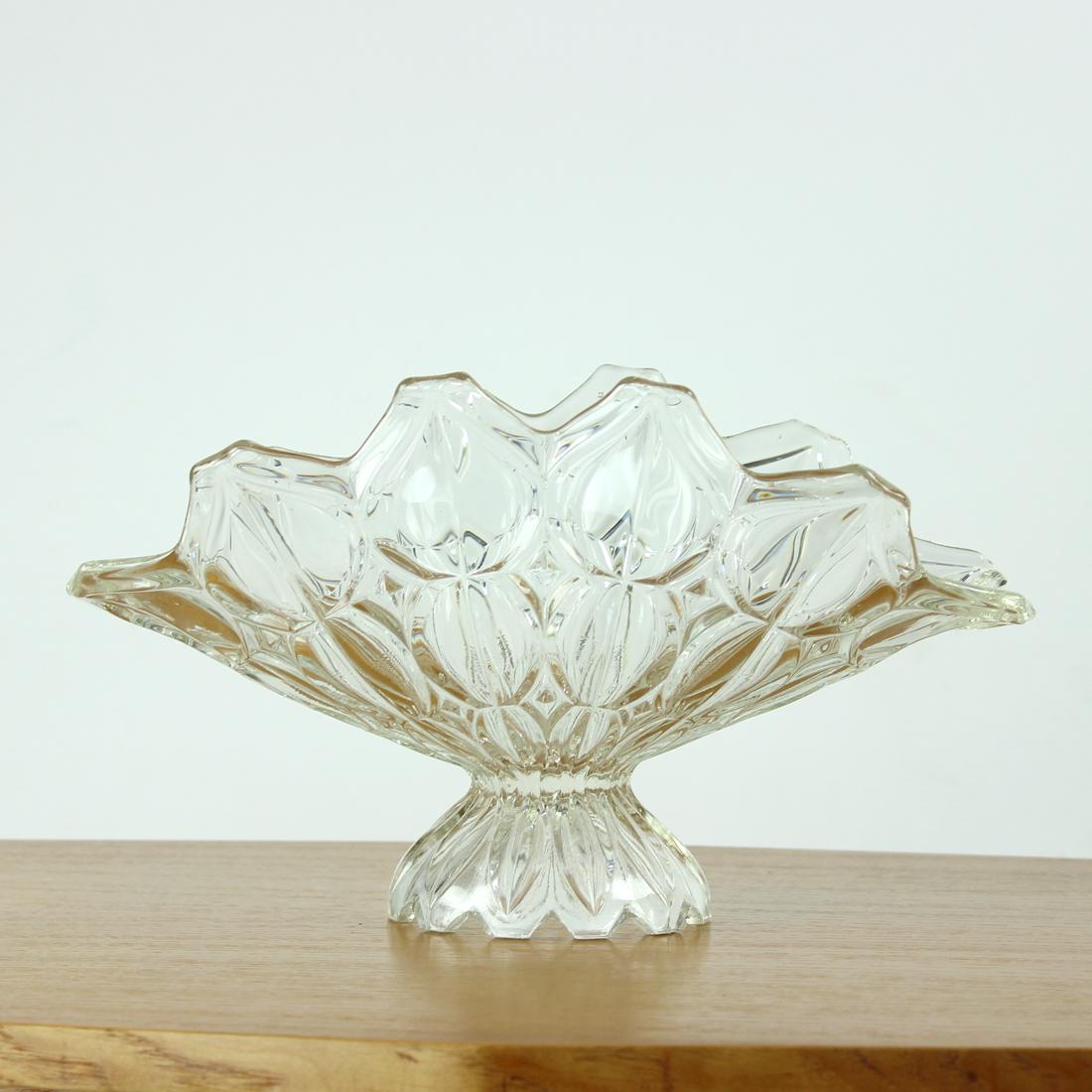 Large Pressed Glass Bowl, Tulip Collection Hermanowa Hut, 1957 In Excellent Condition For Sale In Zohor, SK