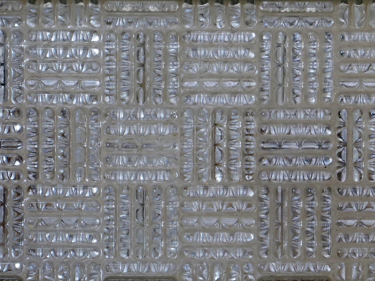 Großer Wandleuchter aus Pressglas, Frankreich, ca. 1950er Jahre (Metall) im Angebot
