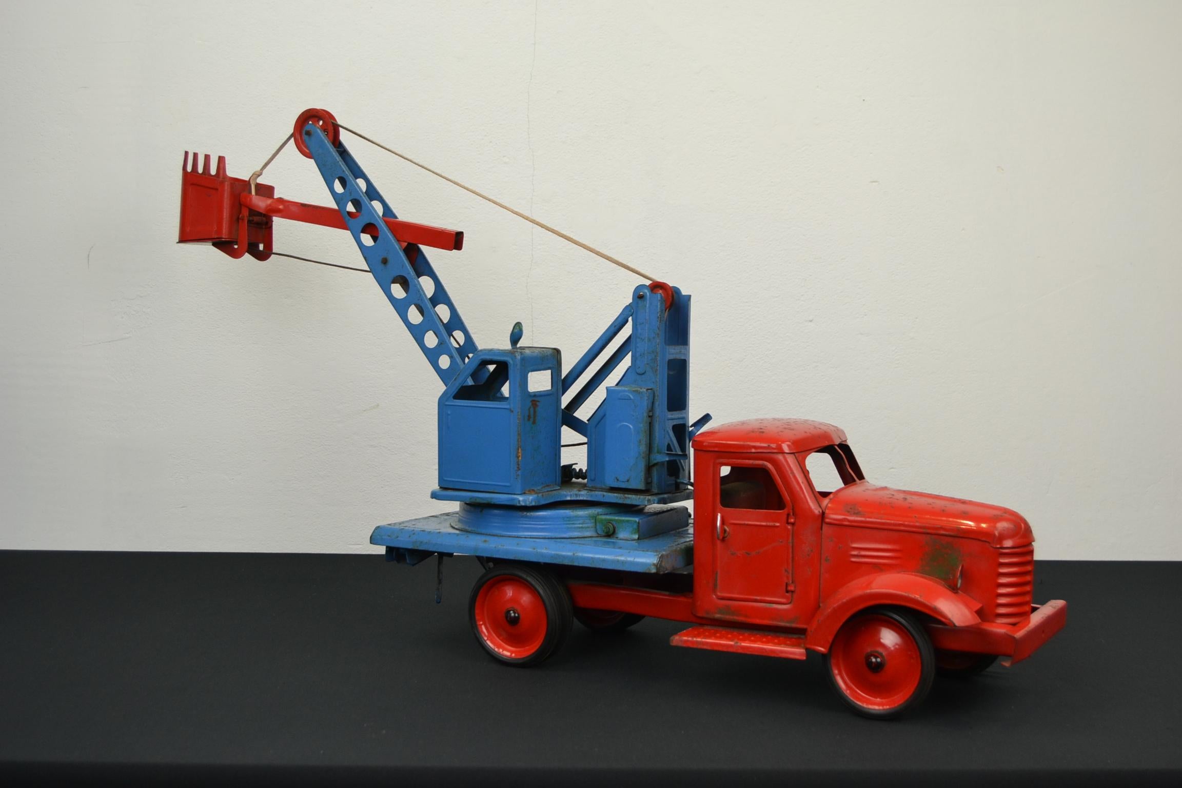 Large Pressed Steel Soviet Crane Truck Toy ZIS 150, 1960s For Sale 1