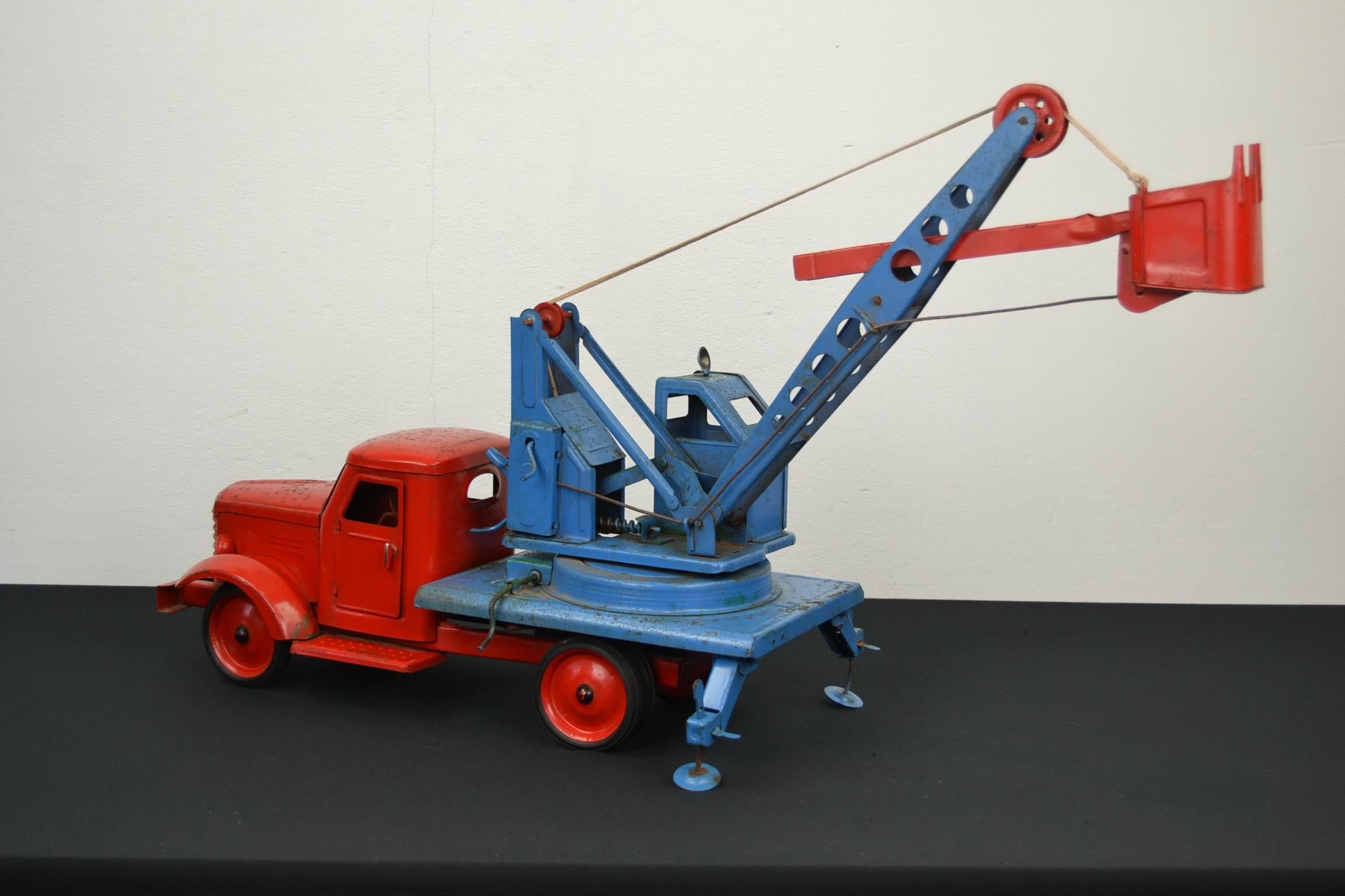 Großes sowjetisches Crane Truck-Spielzeug aus Pressstahl ZIS 150, 1960er Jahre im Angebot 7