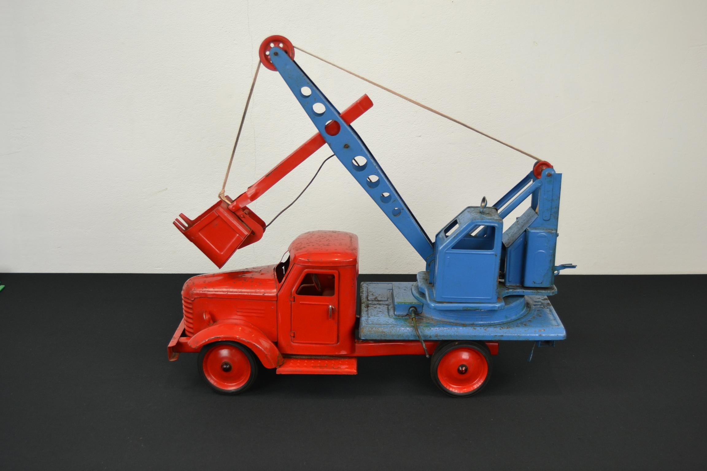 Großes sowjetisches Crane Truck-Spielzeug aus Pressstahl ZIS 150, 1960er Jahre im Angebot 11