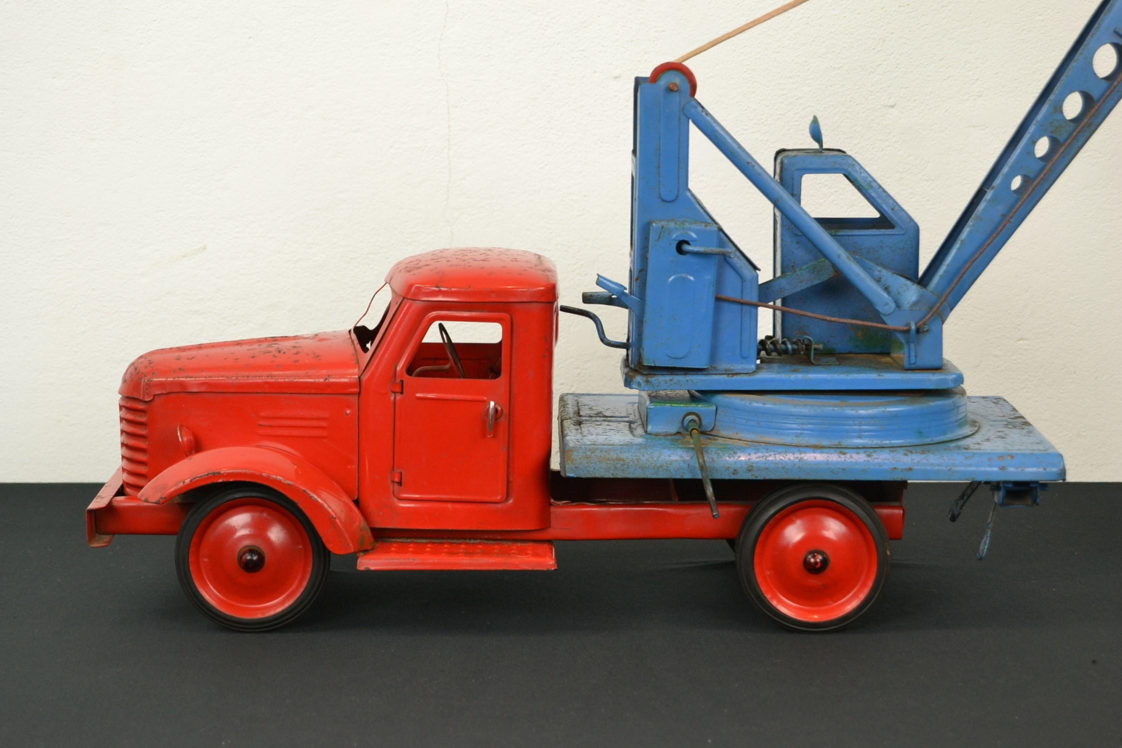 Großes sowjetisches Crane Truck-Spielzeug aus Pressstahl ZIS 150, 1960er Jahre (Industriell) im Angebot