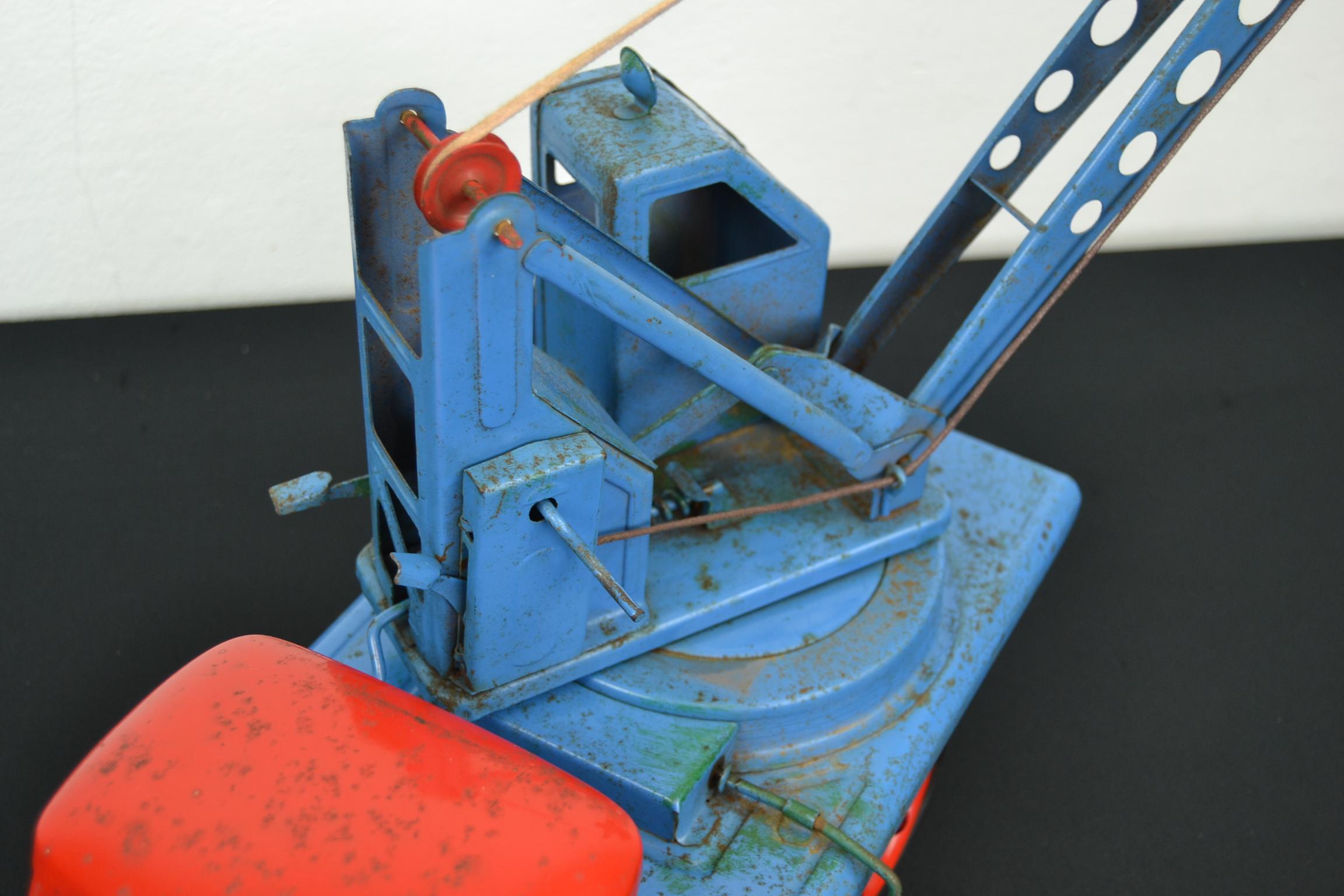 Large Pressed Steel Soviet Crane Truck Toy ZIS 150, 1960s In Good Condition For Sale In Antwerp, BE