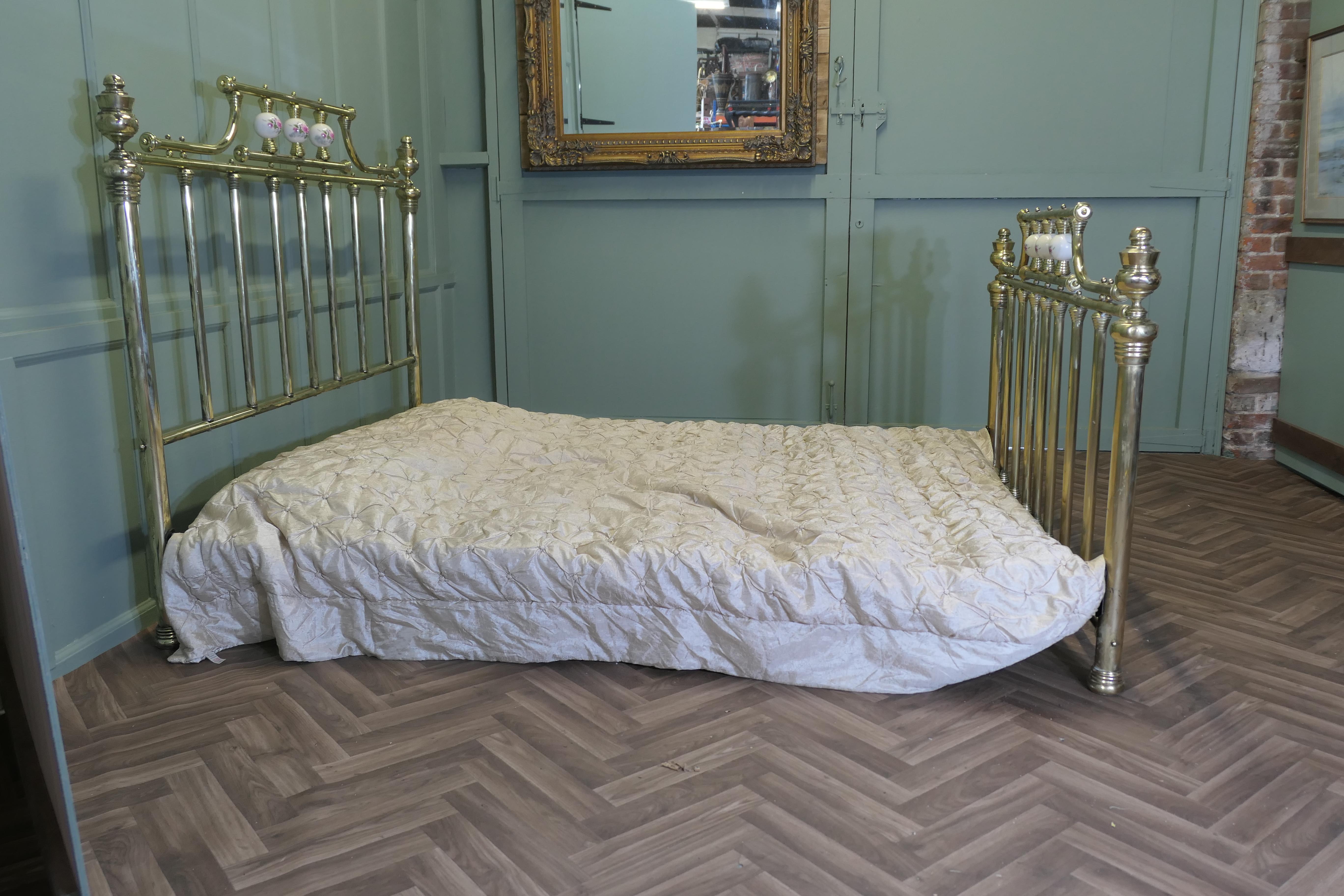 Large Pretty King Size Brass Bed In Good Condition For Sale In Godshill, Isle of Wight