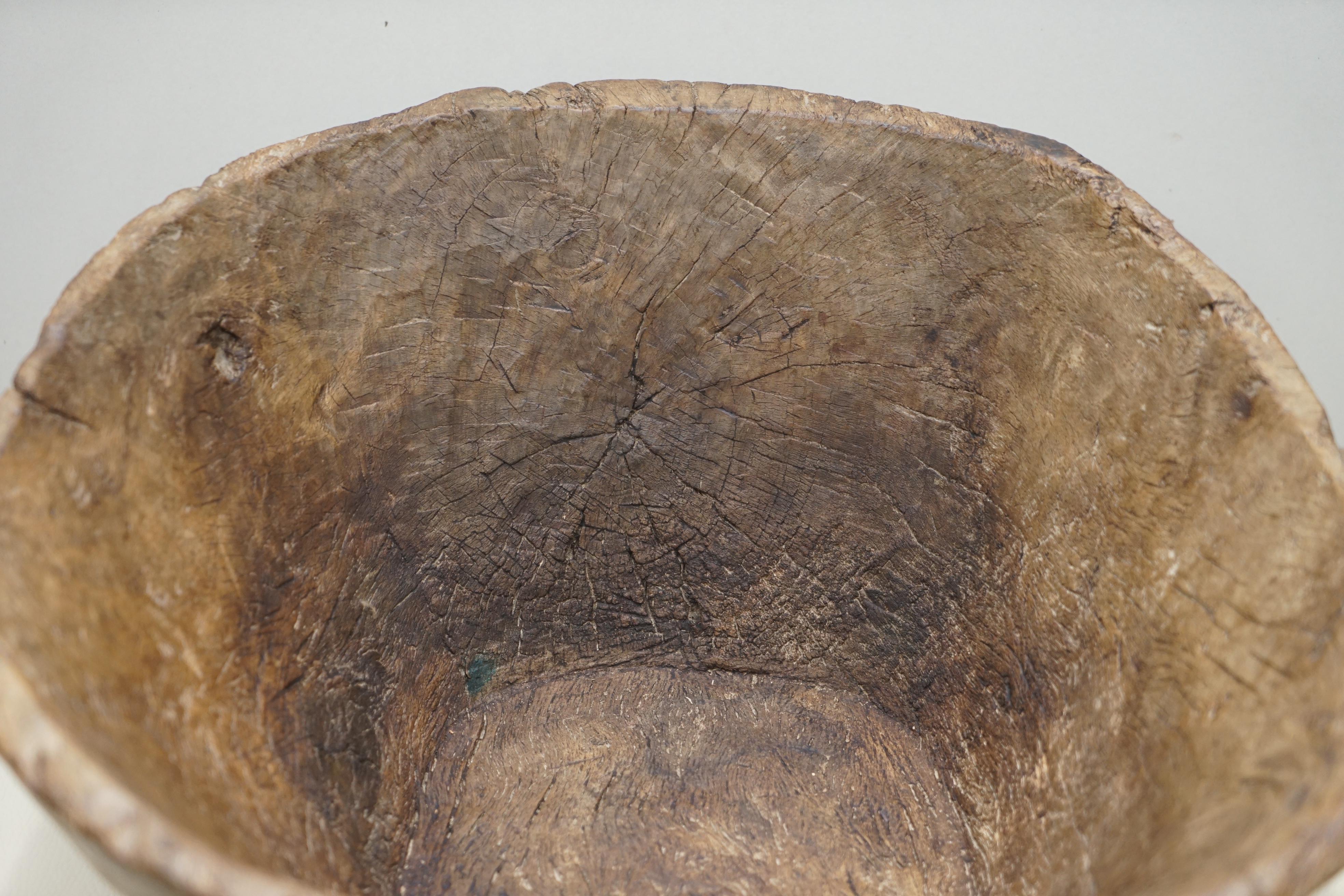 Milieu du XIXe siècle Grand Primate circa 1840 Dugout Bowl Stunning Timber Patina Great Fruit Bowl en vente