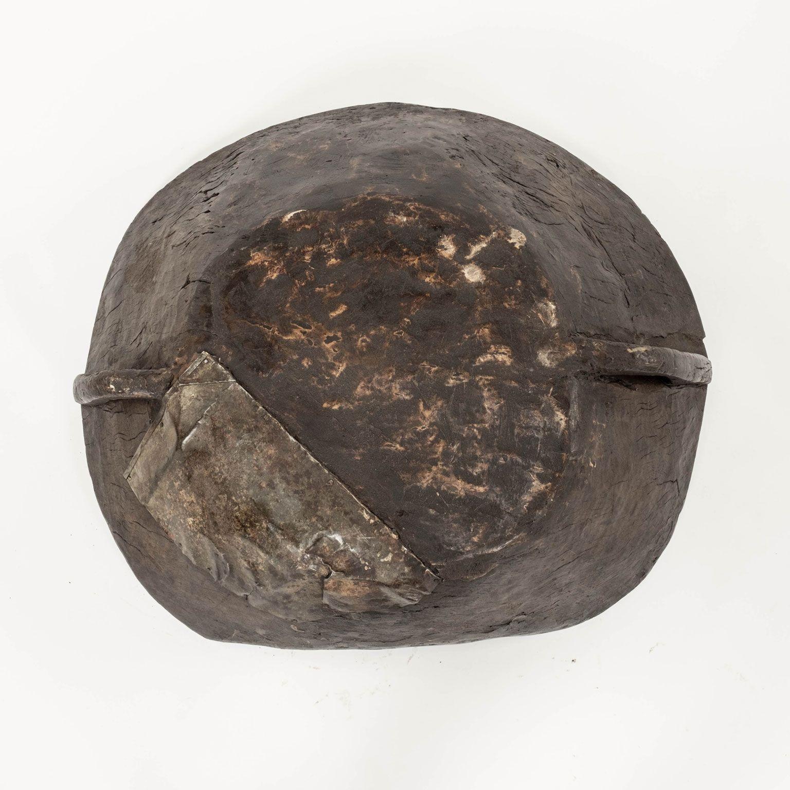 20ième siècle Grand bol primitif sculpté à la main en bois de feuillus en vente