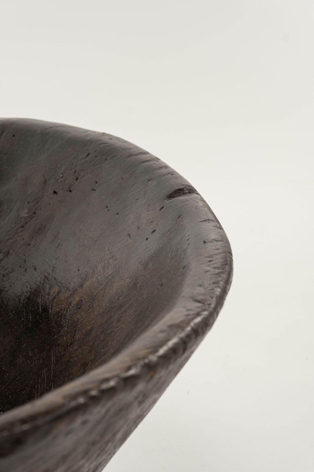 Grand bol primitif sculpté à la main avec poignée en bois de feuillus État moyen - En vente à Houston, TX