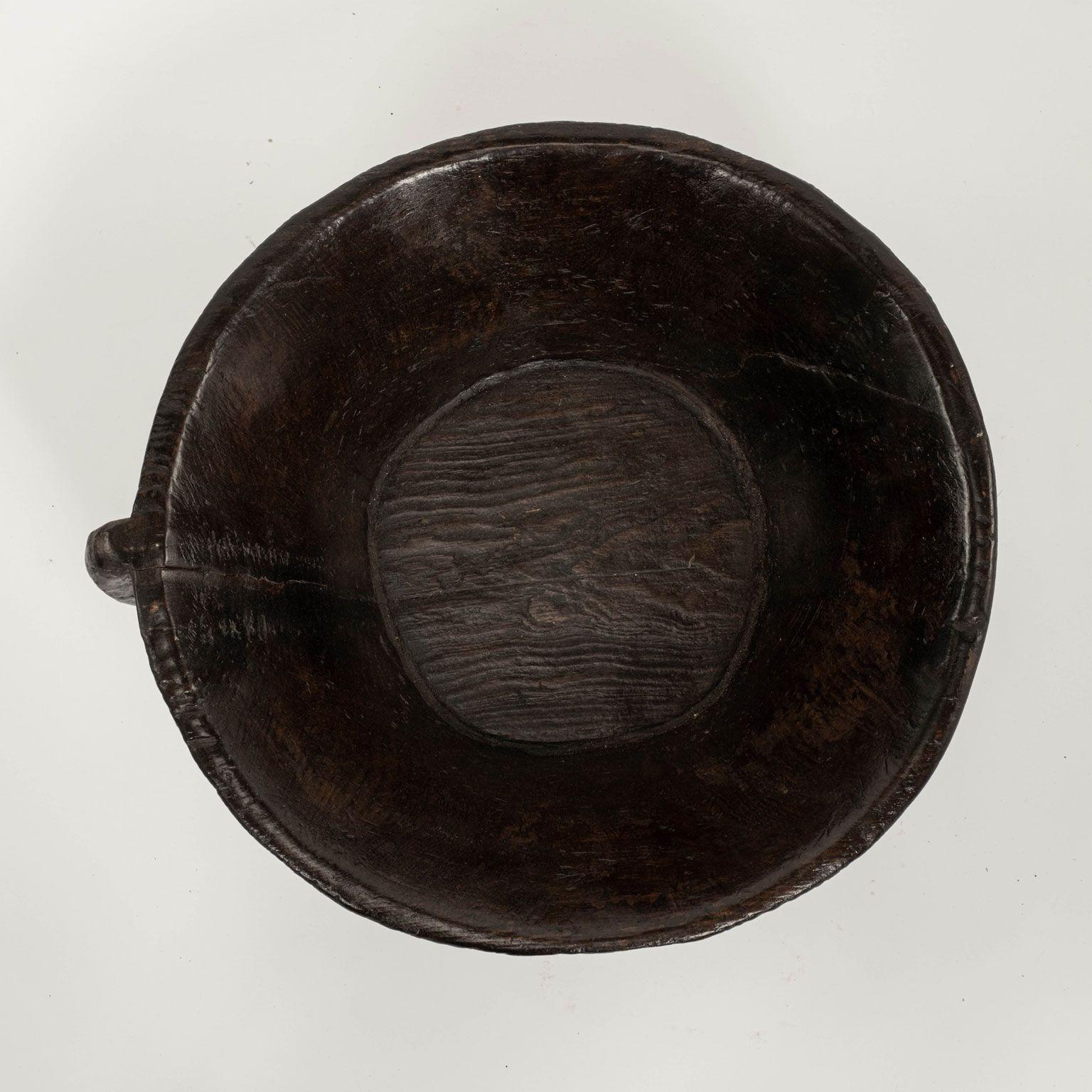 20ième siècle Grand bol primitif sculpté à la main avec poignée en bois de feuillus en vente