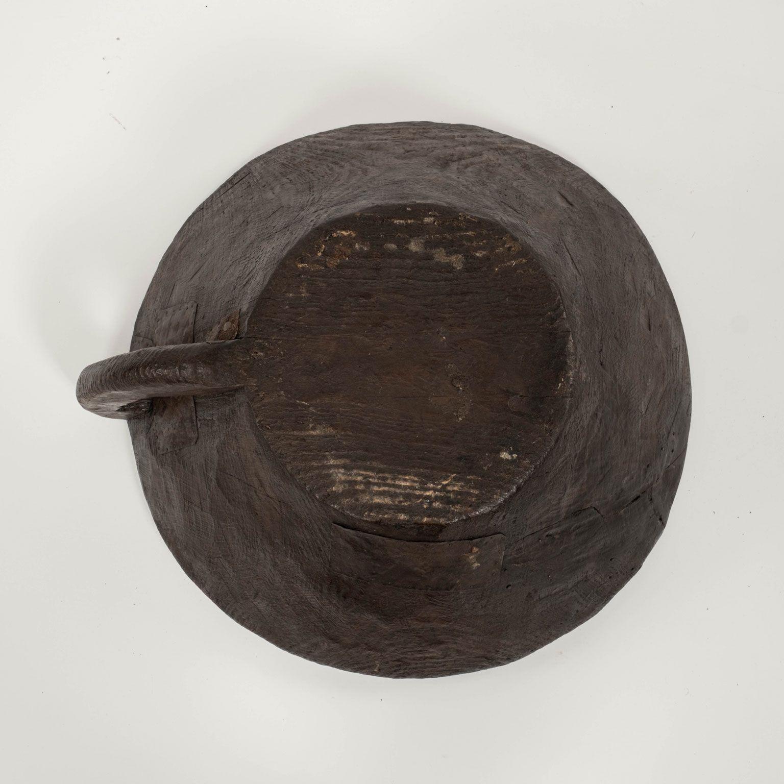 Bois de feuillus Grand bol primitif sculpté à la main avec poignée en bois de feuillus en vente
