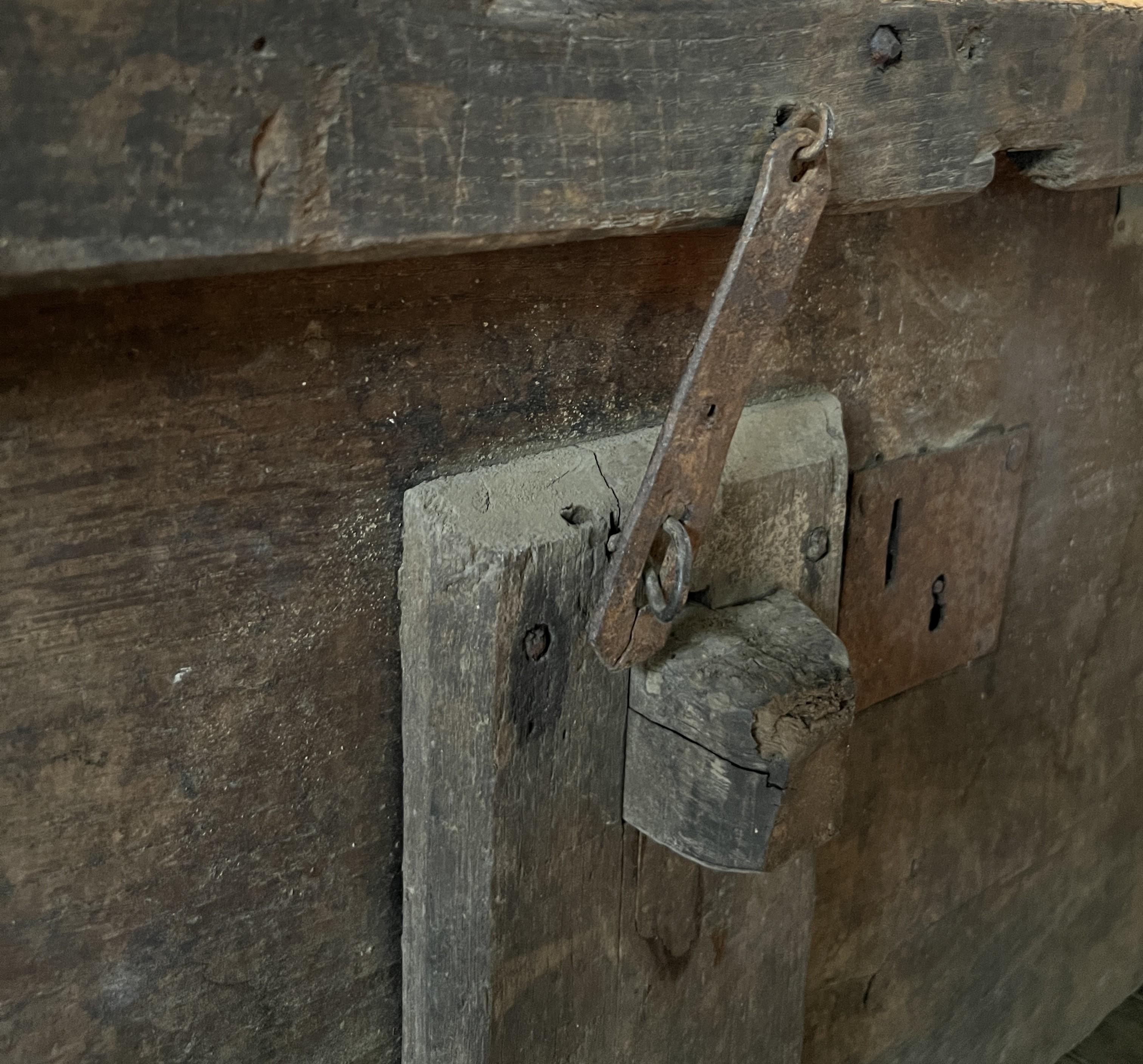 Large primitive chest 18th century 10