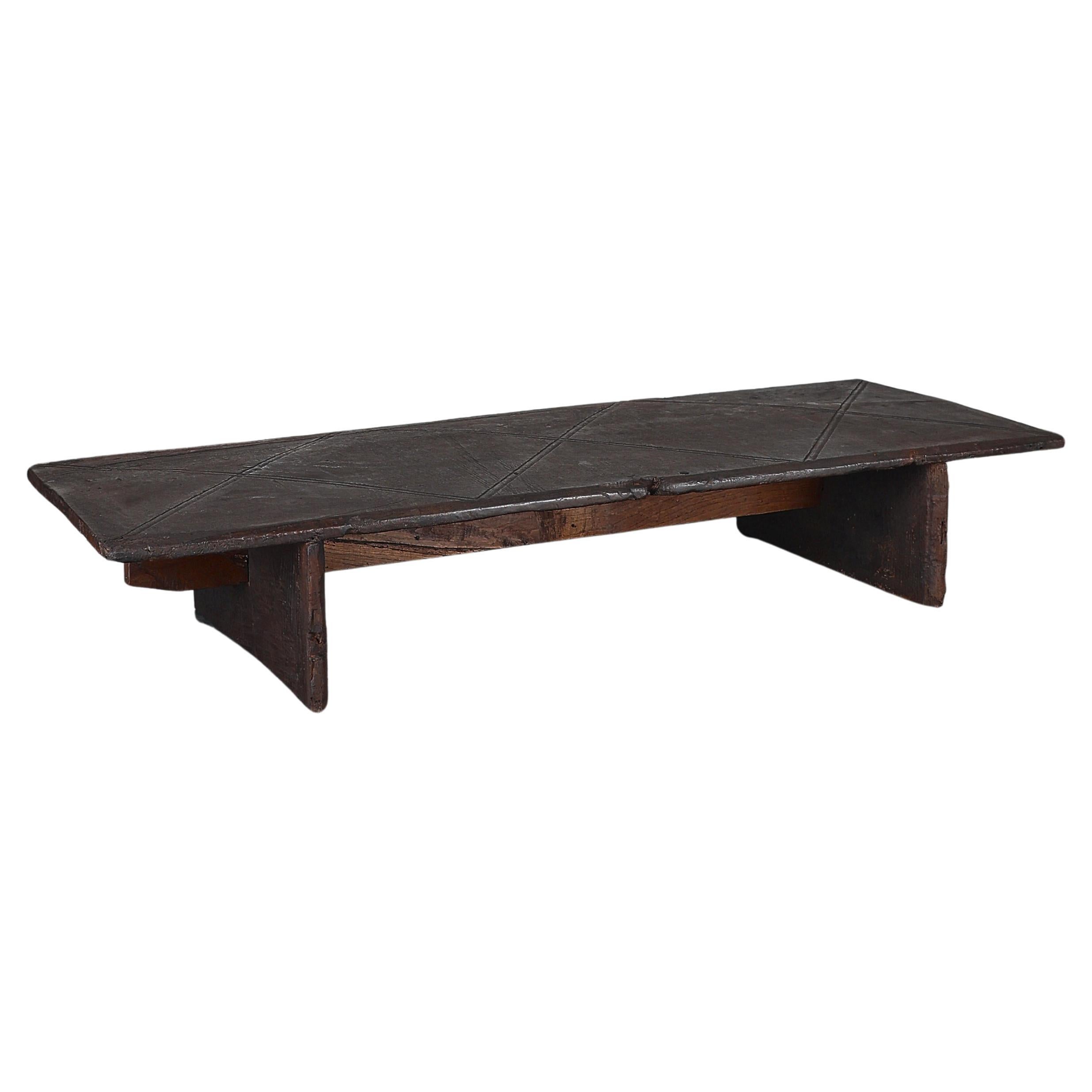 Grande table basse primitive en A.I.C. châtaignier portugais du 18e C.