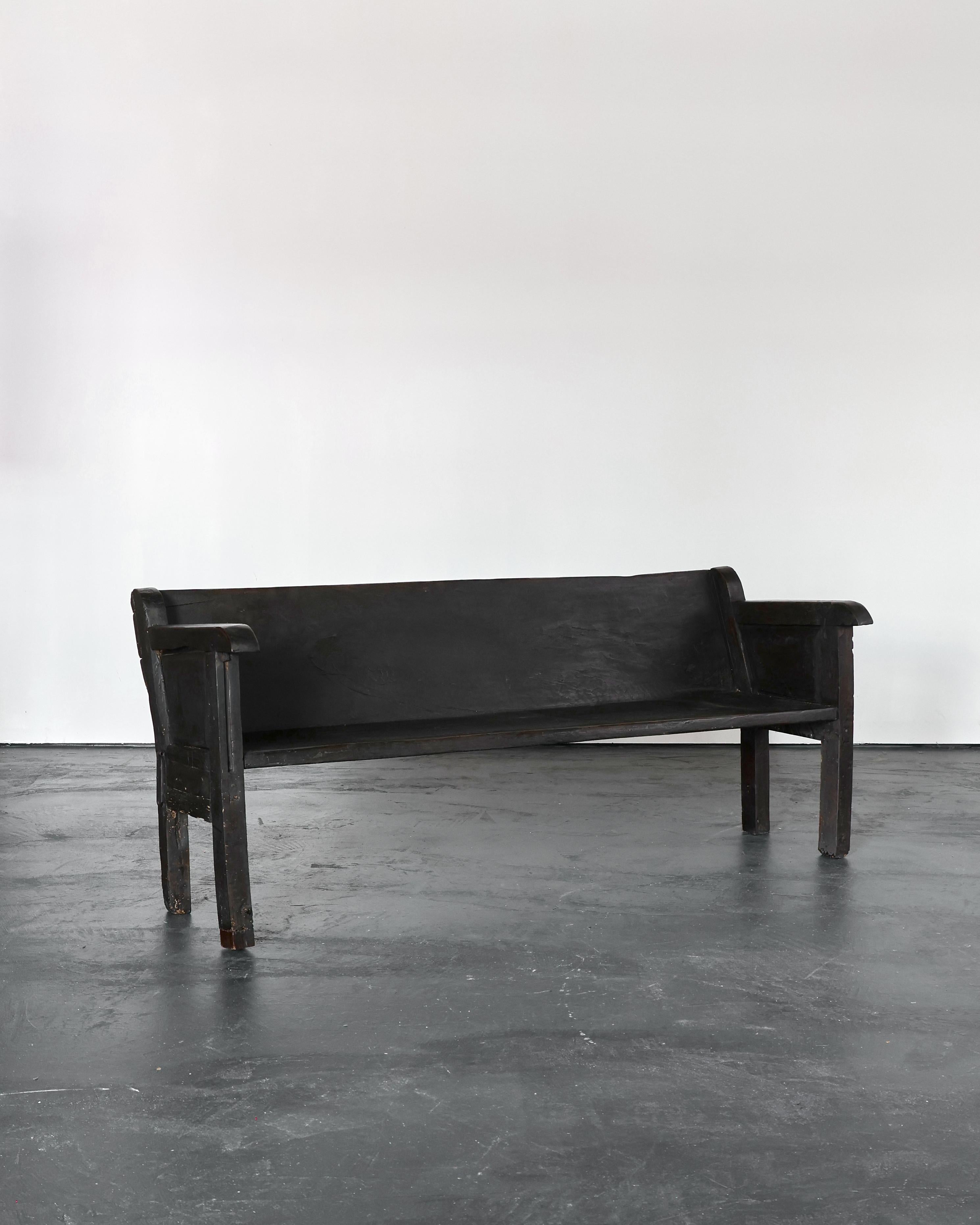 Un grand banc primitif de Galice, en Espagne.

Construit simplement à partir d'épaisses plaques de châtaignier.

Belle texture avec plus de 200 ans de patine.