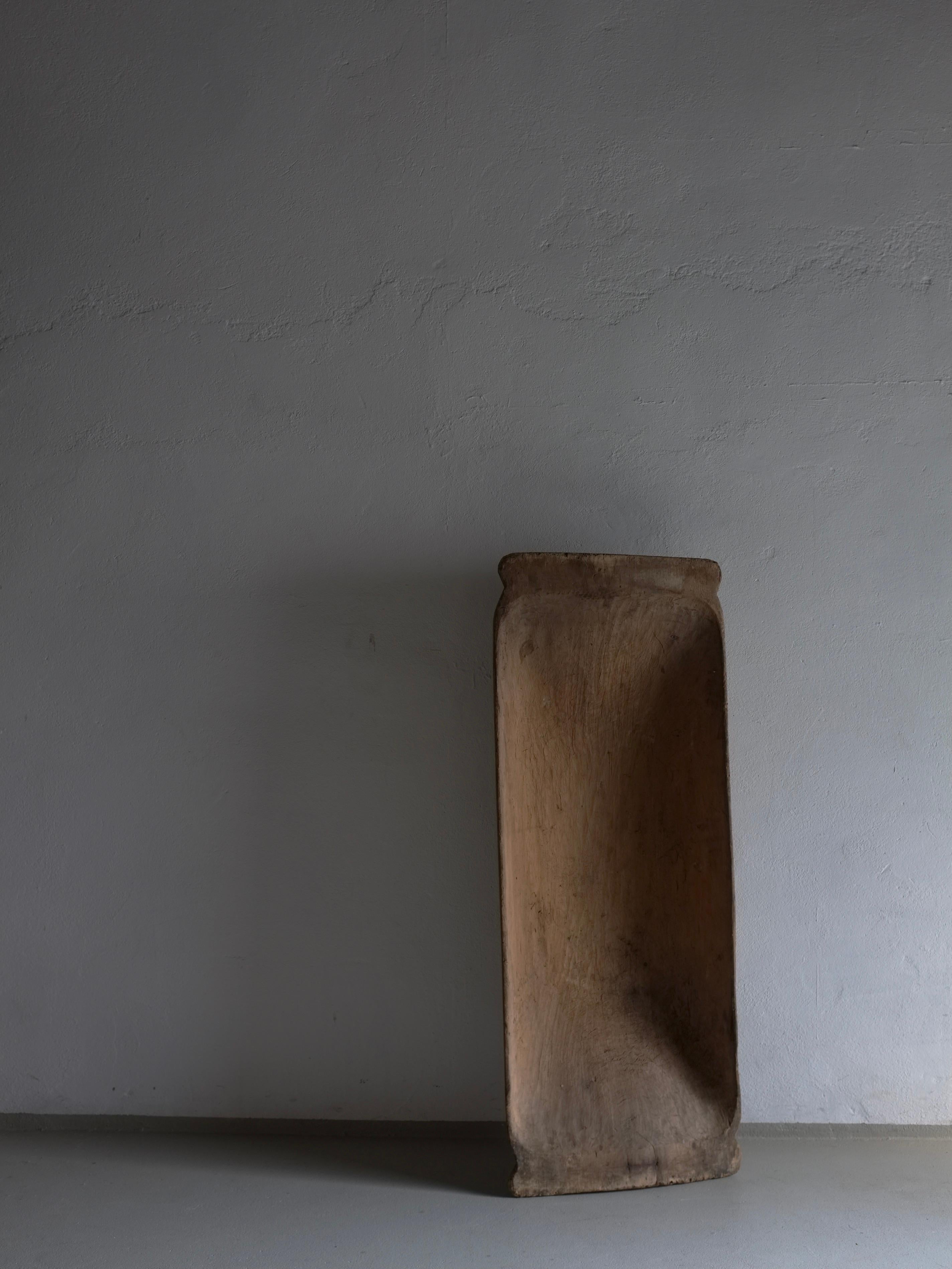 Antike rustikale geschnitzte Holzschale (#6) mit einer schönen Patina. Schwerer Gegenstand.

Zusätzliche Informationen:
Herkunft: Lettland
Abmessungen: B 123 cm x T 48 cm x H 20,5 cm