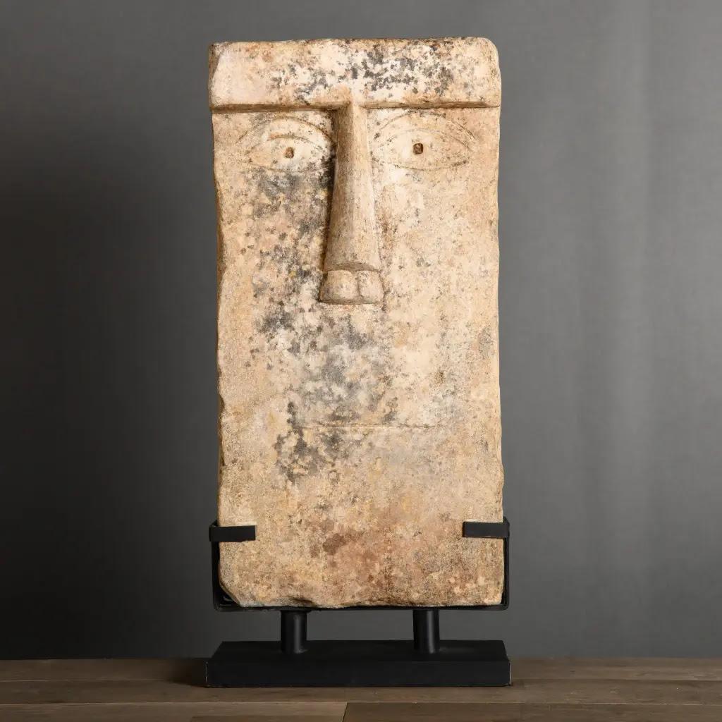 Le modèle Muette est une stèle monumentale taillée dans du grès naturel, qui fait partie d'une collection inspirée des anciens monuments funéraires du Royaume de Steele (Yémen actuel). Cette pièce sculpturale verticale traduit la forme humaine dans