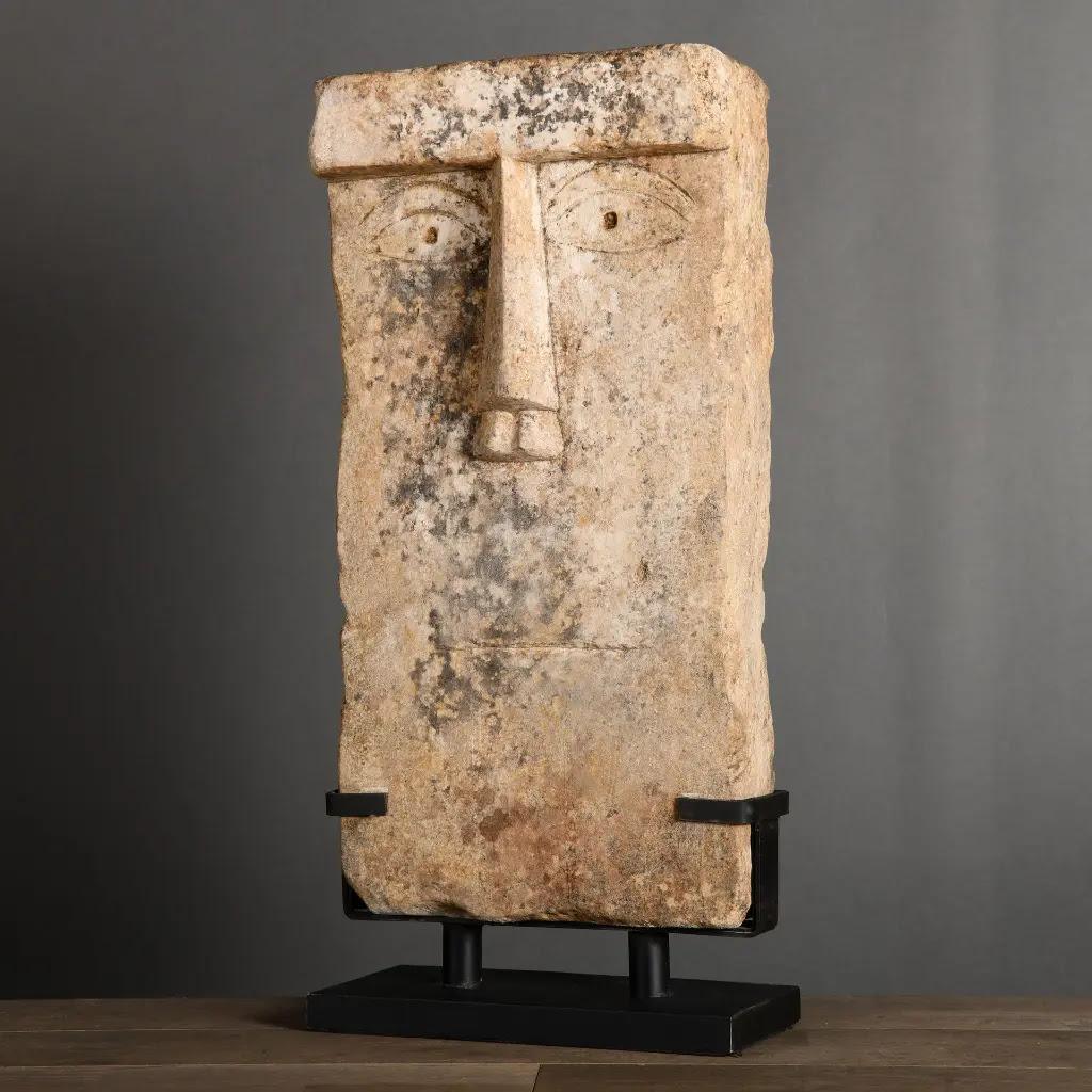 Archaïque Grande sculpture primitiviste en grès - Steele 