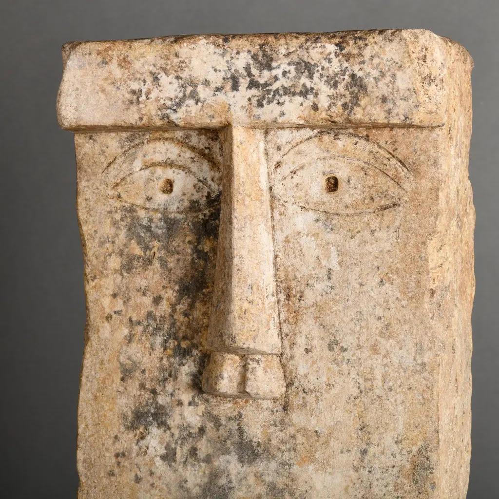 Yéménite Grande sculpture primitiviste en grès - Steele 