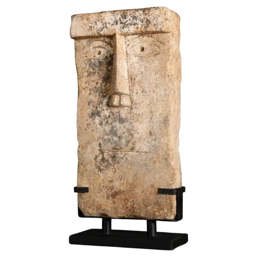 Grande sculpture primitiviste en grès - Steele "Muette", style yéménite ancien