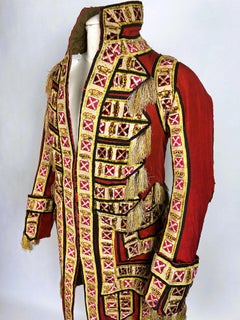 Ampio mantello principesco in panno di lana rosso con nastri coronati - Europa, f