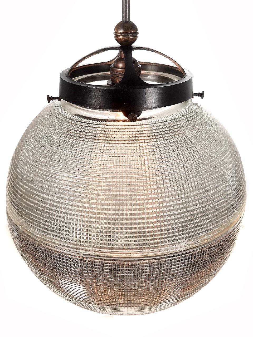 Ces globes prismatiques ont un diamètre impressionnant d'un pied. Iney a l'aspect et la sensation d'un ancien réverbère français, mais dans une taille plus maniable.
Nous en avons une petite collection et elles sont vendues et tarifées par lampe. De