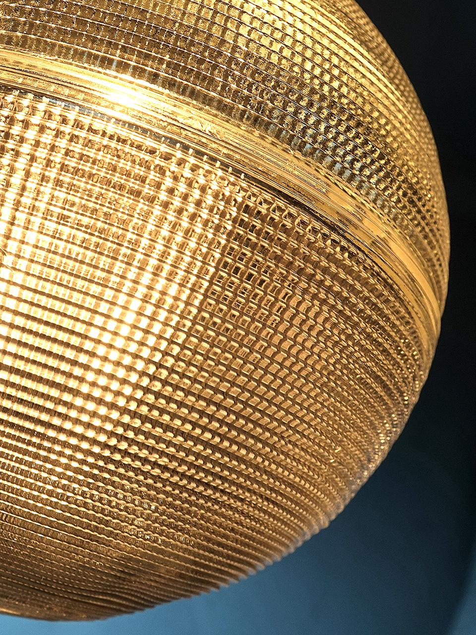 Industriel Pendentifs globe prismatiques de 12 pouces de diamètre en vente
