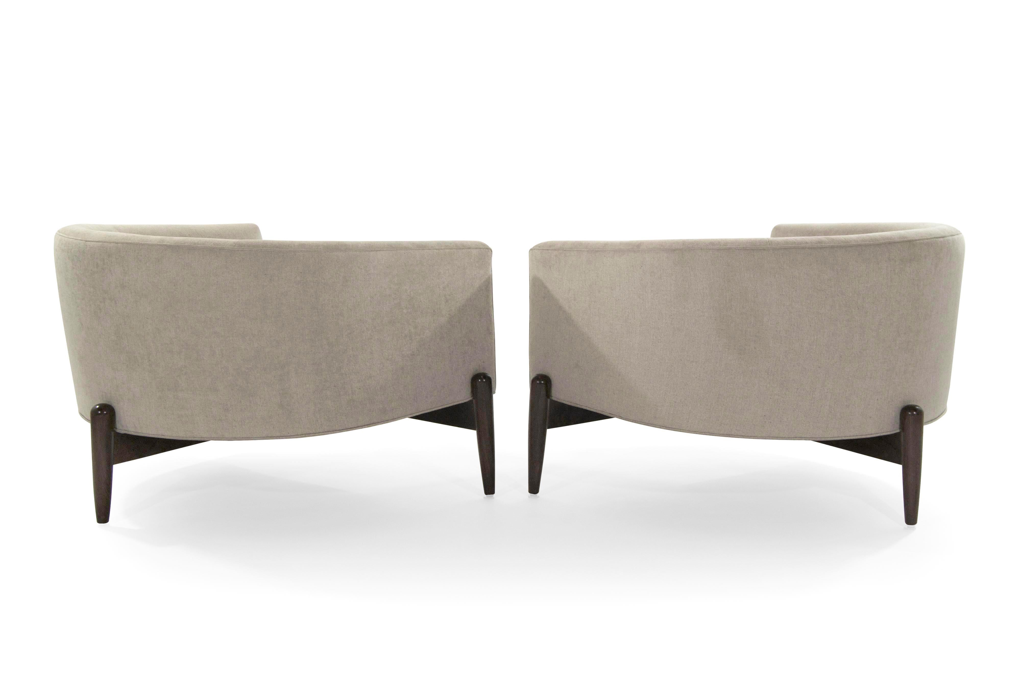 Extremely comfortable set of large profile midcentury barrel back lounge chairs featuring fully restored tripod walnut base, newly upholstered in velvet by Holly Hunt designs. In the style of Jens Risom.