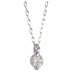 Grand pendentif PT900 en diamant et accent rose. Collier rolo en platine Pt900.