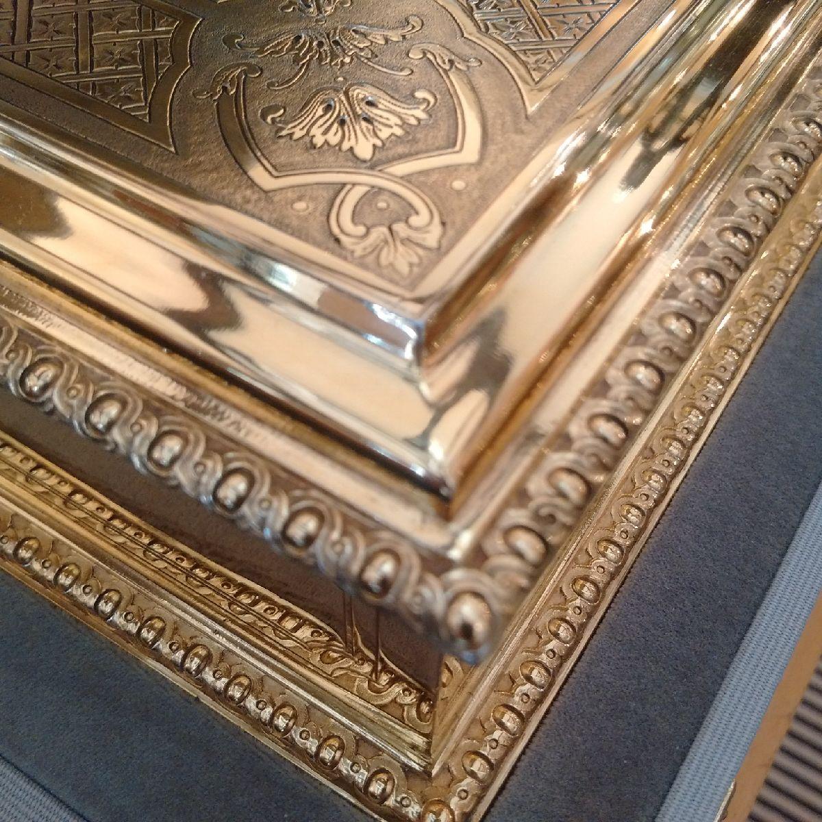 gold cigar box