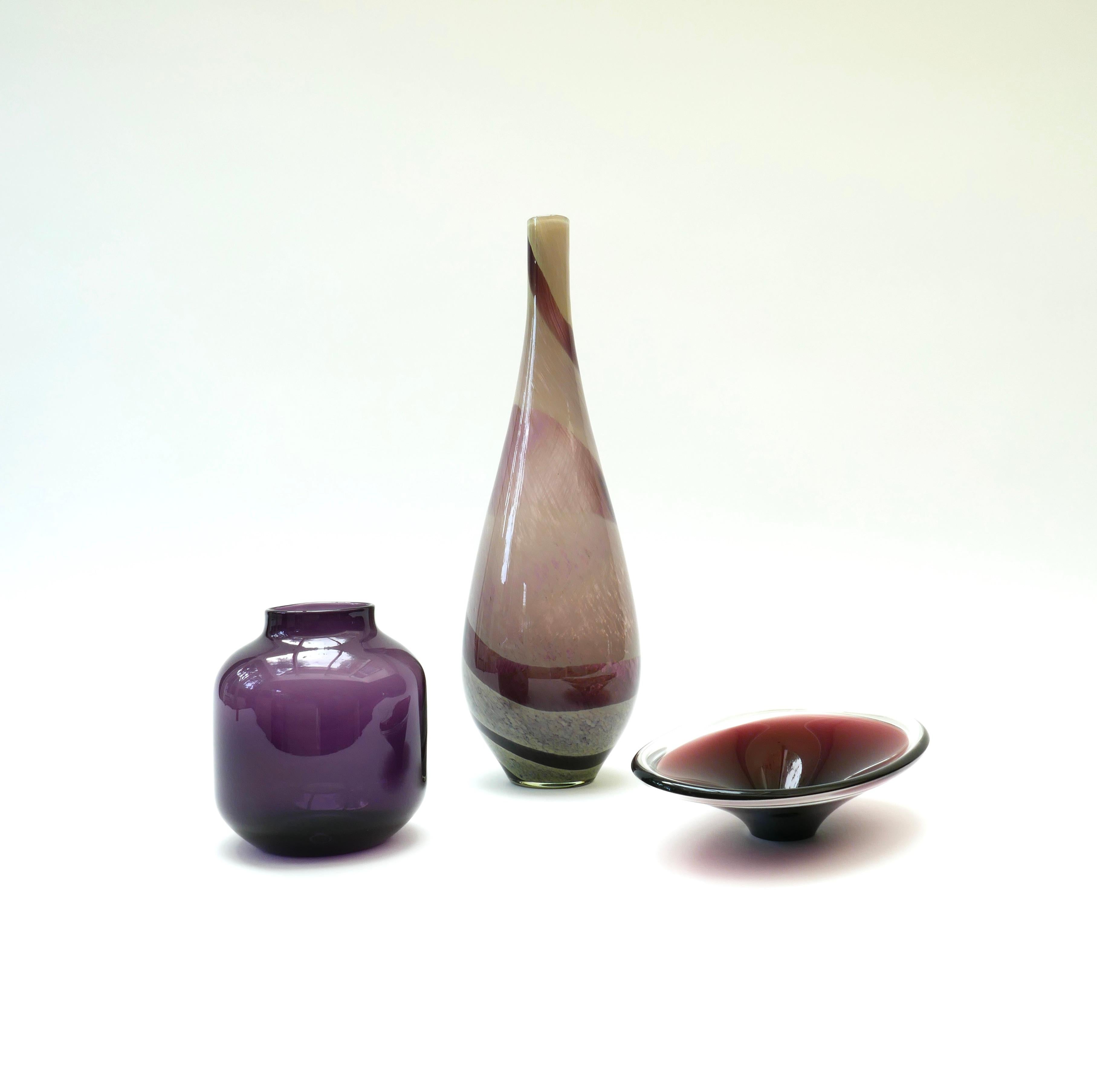 Verre d'art Grand vase en verre d'art violet, années 1970 en vente