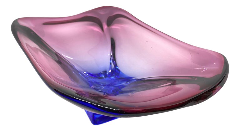 Gorgeous hand blown Murano art glass piece with Sommerso and bullicante techniques. A beautiful organic shaped bowl or catchall in purple, clear and blue color, Italy, 1970s. A nice addition for every room.