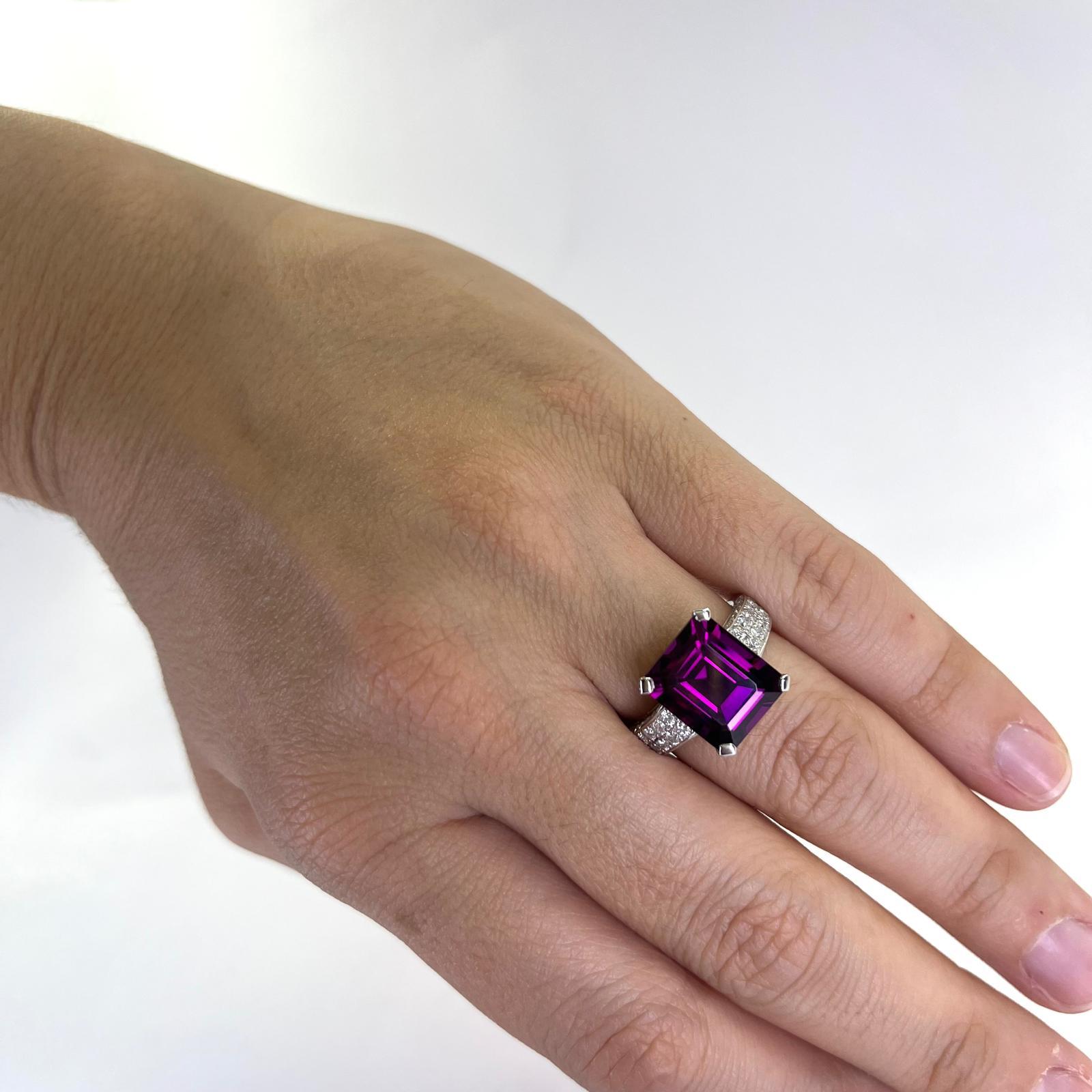Bague de cocktail en platine ornée d'un grenat rhodolite violet de 7,15 carats de taille émeraude et de 78 diamants ronds de taille brillante de pureté VS et de couleur G totalisant 0,82 carats. Taille des doigts 6.75. Le poids fini est de 10,5