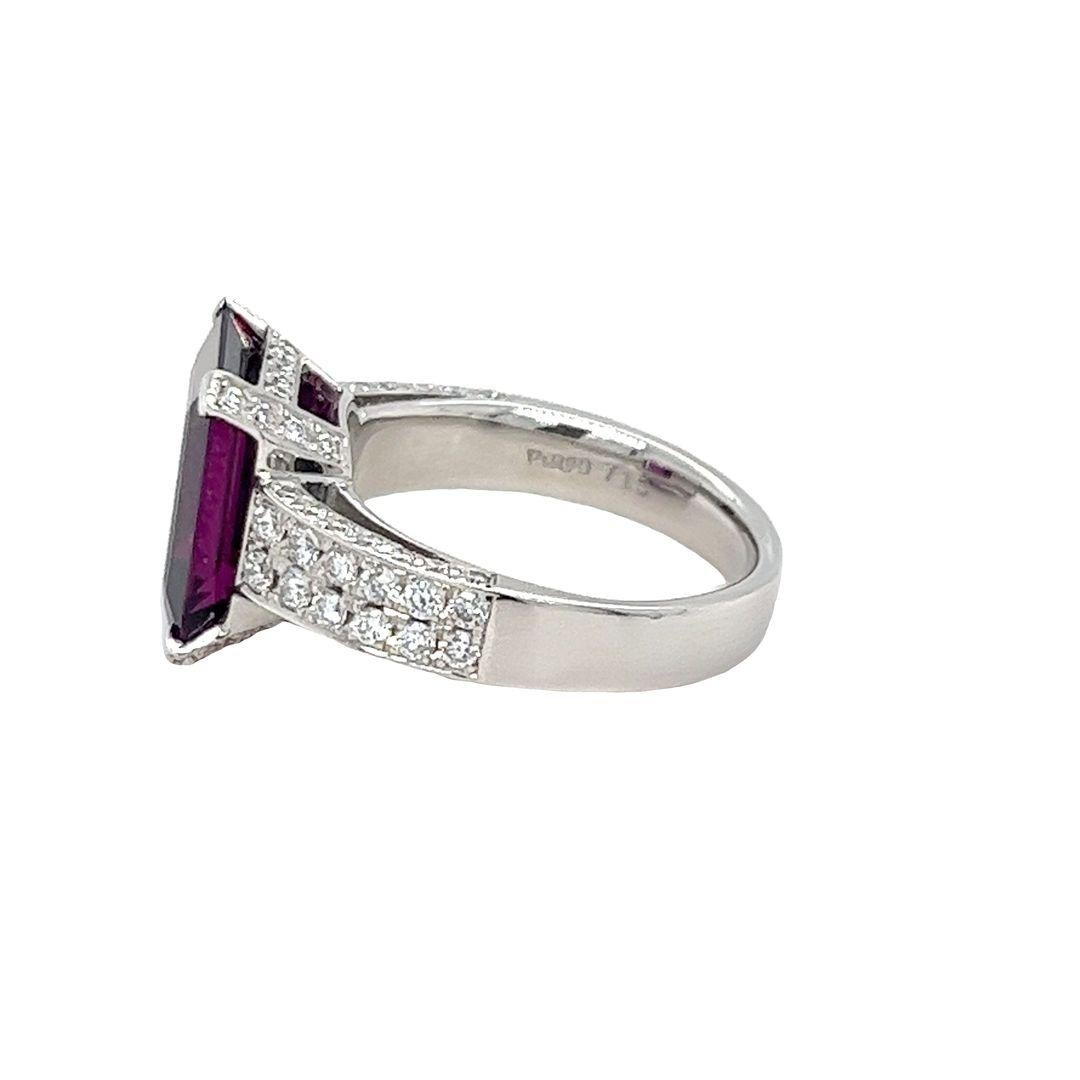 Taille émeraude Grande bague de cocktail en grenat violet avec accents de diamants sertis en platine en vente