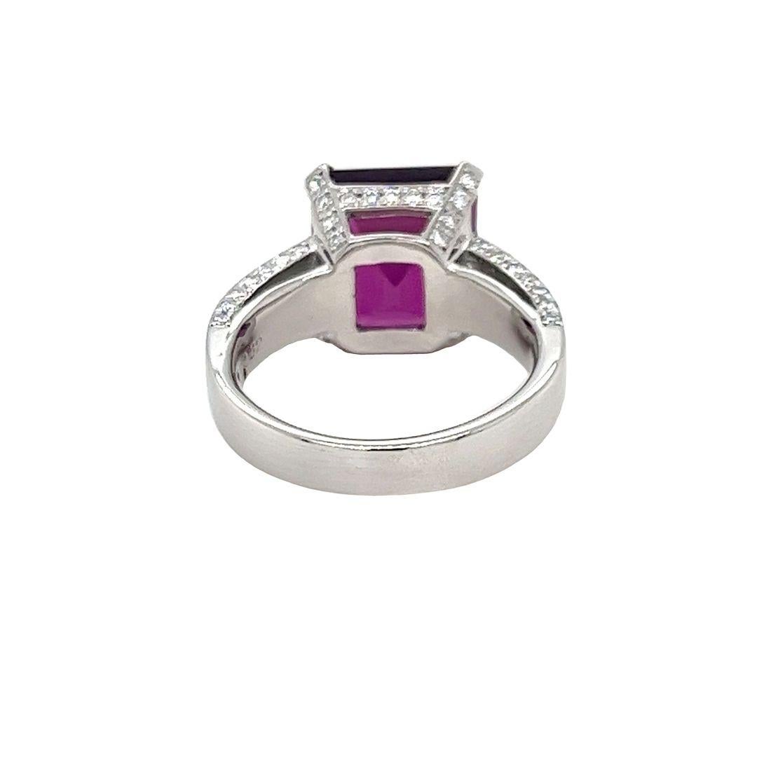 Grande bague de cocktail en grenat violet avec accents de diamants sertis en platine Excellent état - En vente à Coral Gables, FL