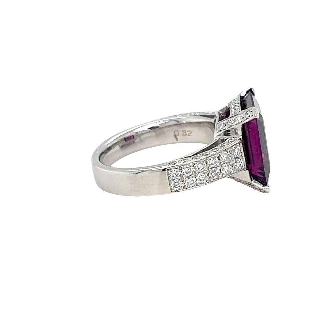Grande bague de cocktail en grenat violet avec accents de diamants sertis en platine Pour femmes en vente