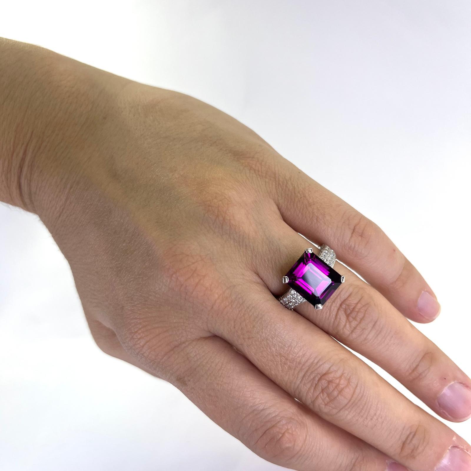 Grande bague de cocktail en grenat violet avec accents de diamants sertis en platine en vente 1