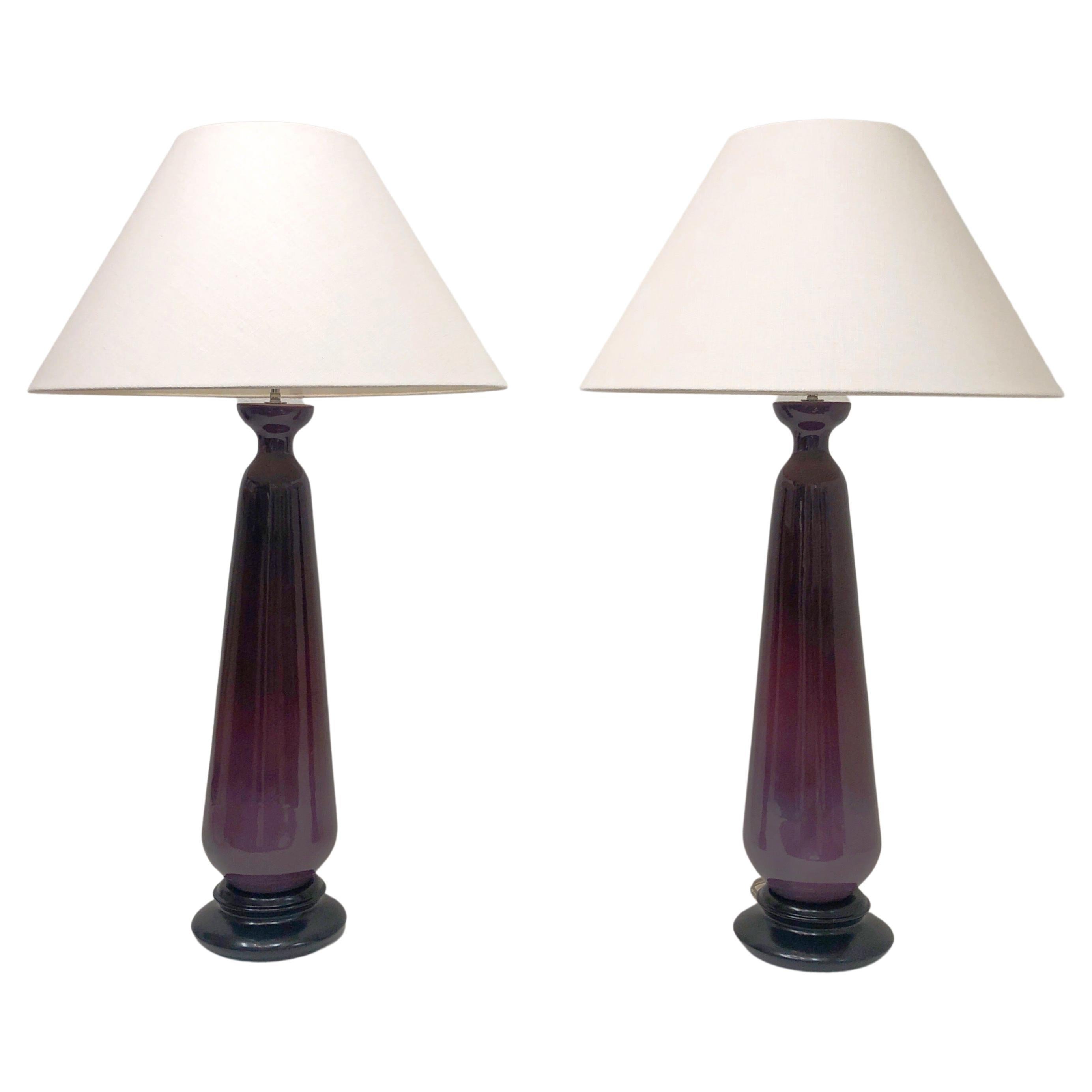 Grande paire de lampes de bureau en céramique émaillée violette et nickel