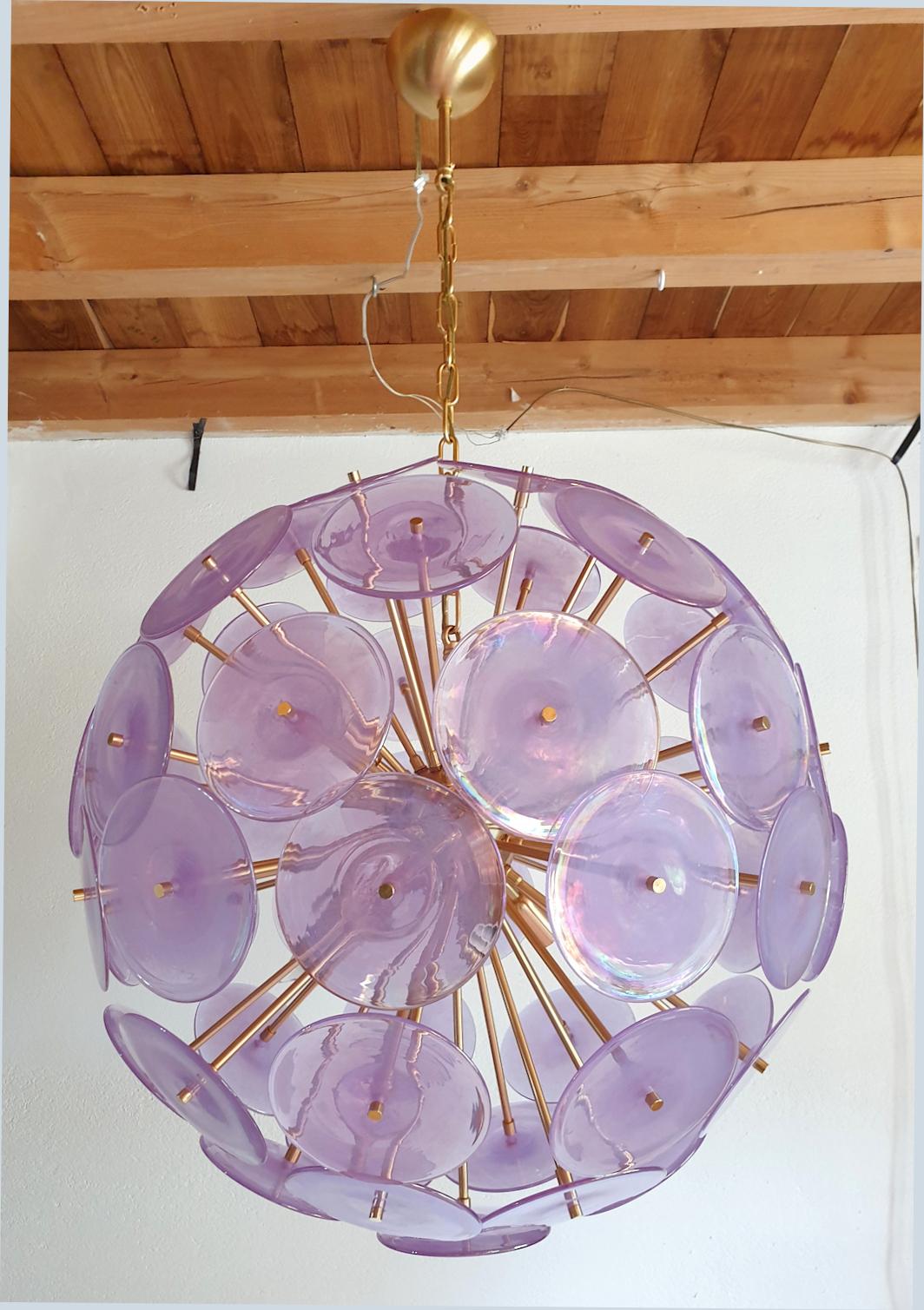 Large round Mid-Century Modern murano glass Sputnik chandelier, attributed to Vistosi, Italy circa 1980s.
The vintage chandelier is made of brass center ball, stems, chain & canopy and light purple iridescent hand blown Murano glass discs.
The