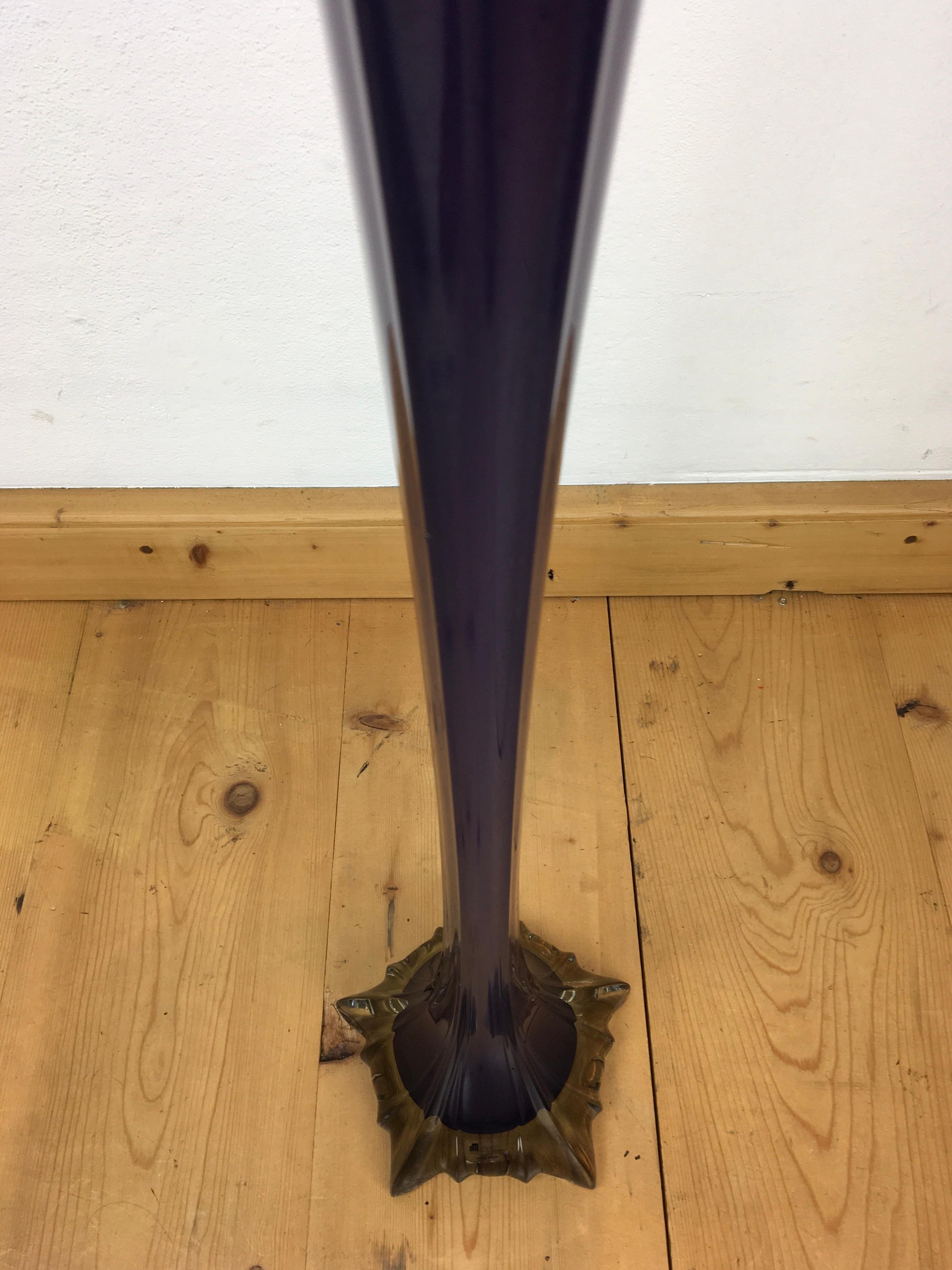 Portugais Grand vase violet JM Studio Glass, vase de sol, vase à bourgeons, Portugal, années 1980 en vente