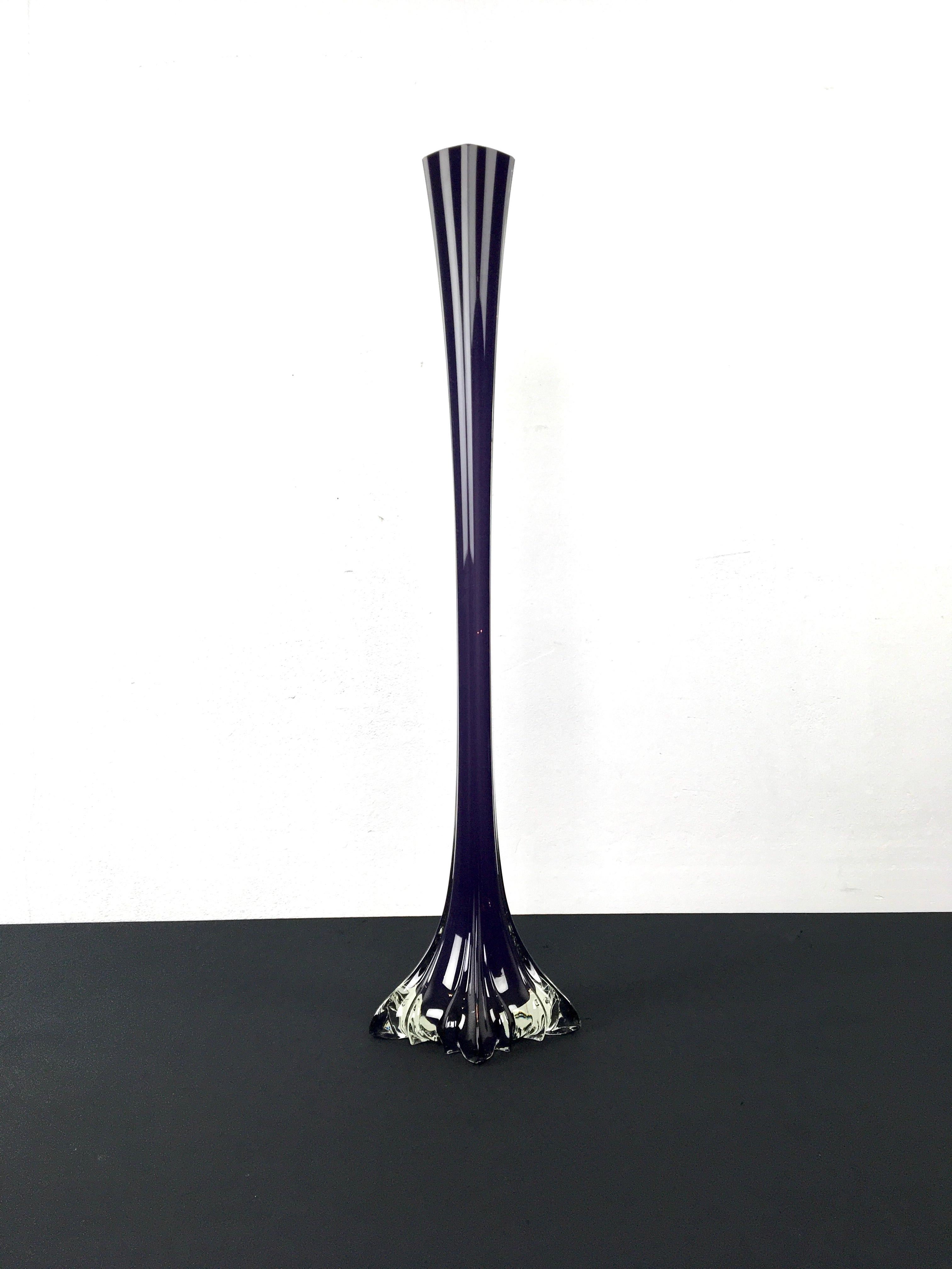 Verre Grand vase violet JM Studio Glass, vase de sol, vase à bourgeons, Portugal, années 1980 en vente