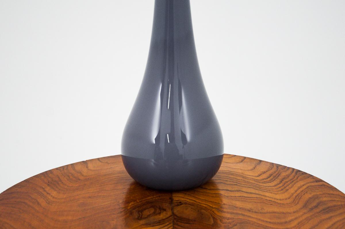 Un grand vase violet.

Très bon état.

Mesures : Hauteur 52 cm / diamètre 14 cm.