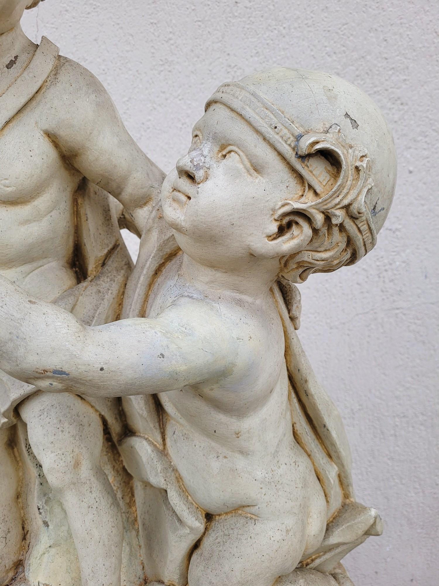 Laccato Grande scultura di putti in legno laccato, Italia, XIX secolo in vendita