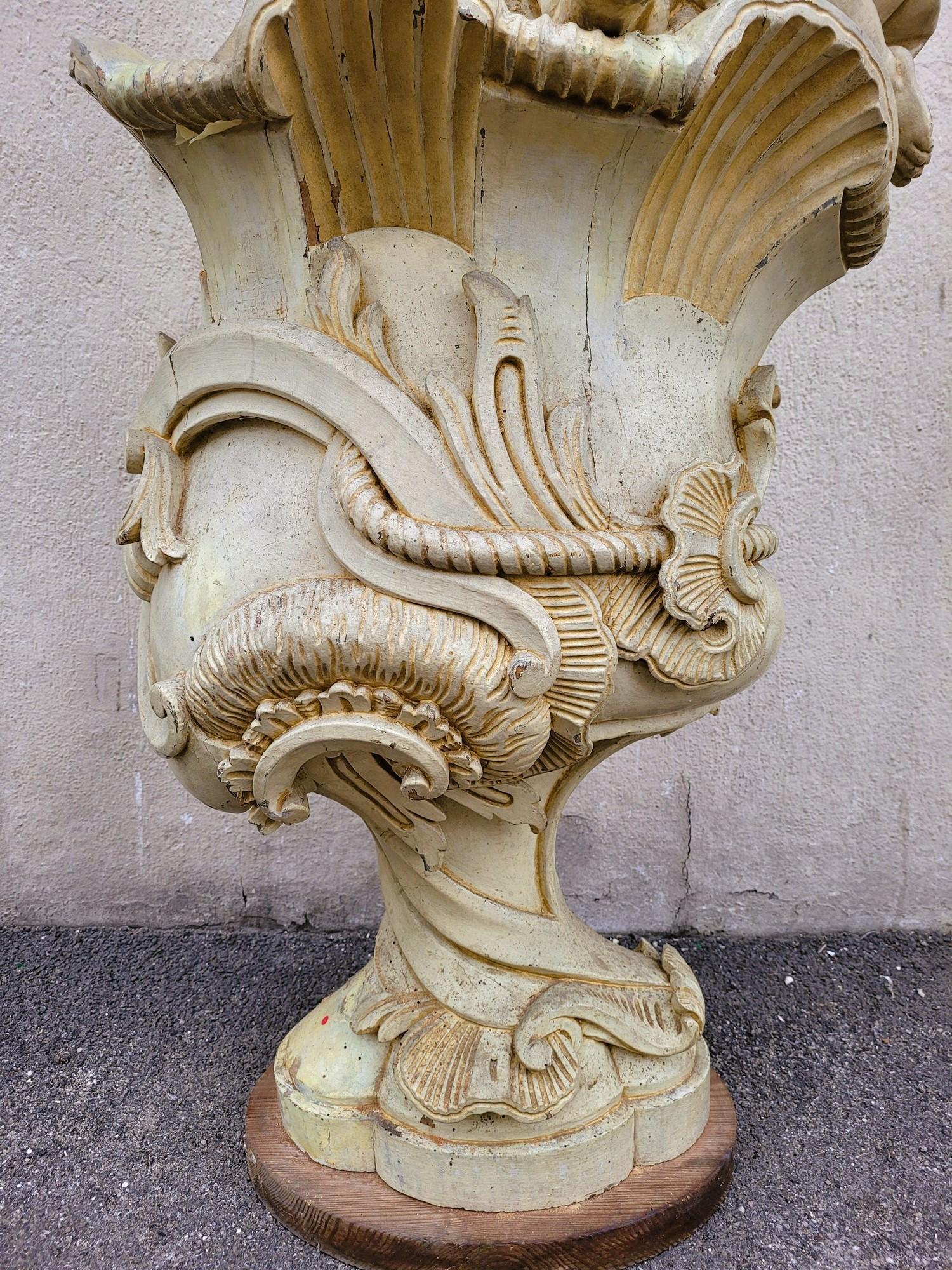 Grande scultura di putti in legno laccato, Italia, XIX secolo in vendita 1