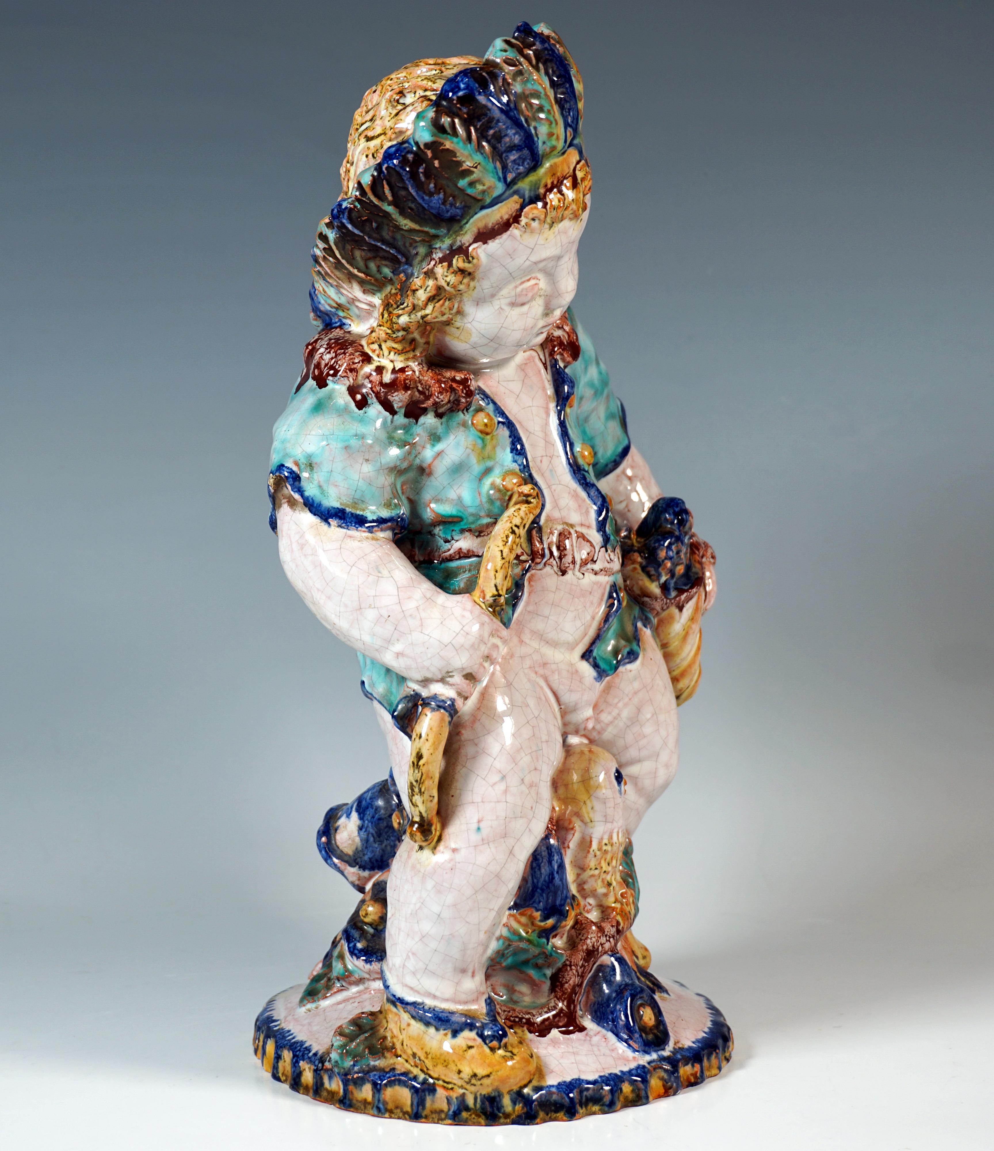 Excellente pièce en céramique dans la tradition de Michael Powolny :
Putto debout, vêtu seulement d'un gilet à manches courtes et d'une ceinture, avec une couronne de plumes sur ses boucles blondes, un petit arc et un carquois avec des flèches dans